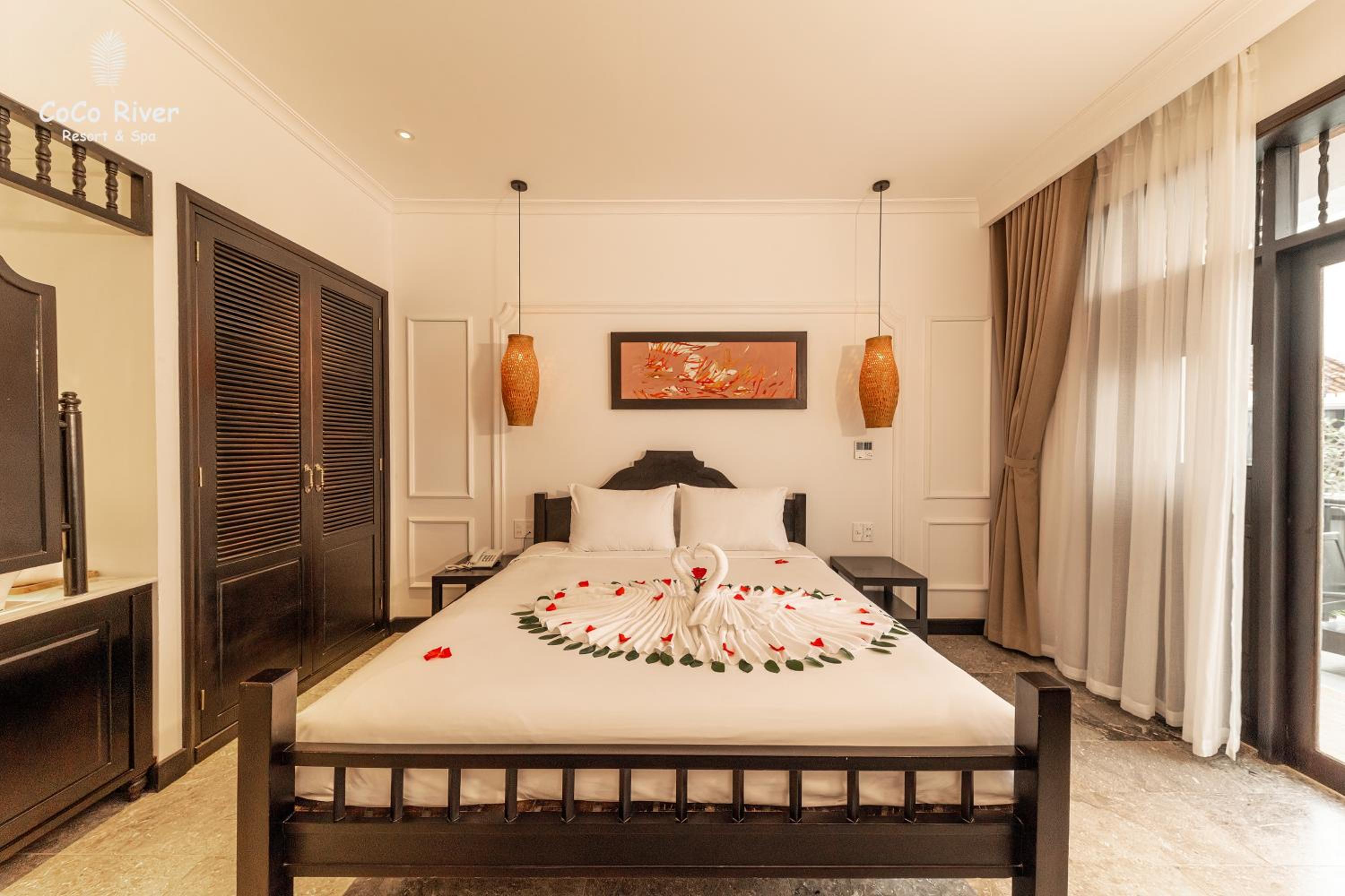 Honeymoon Suite - Photo 3