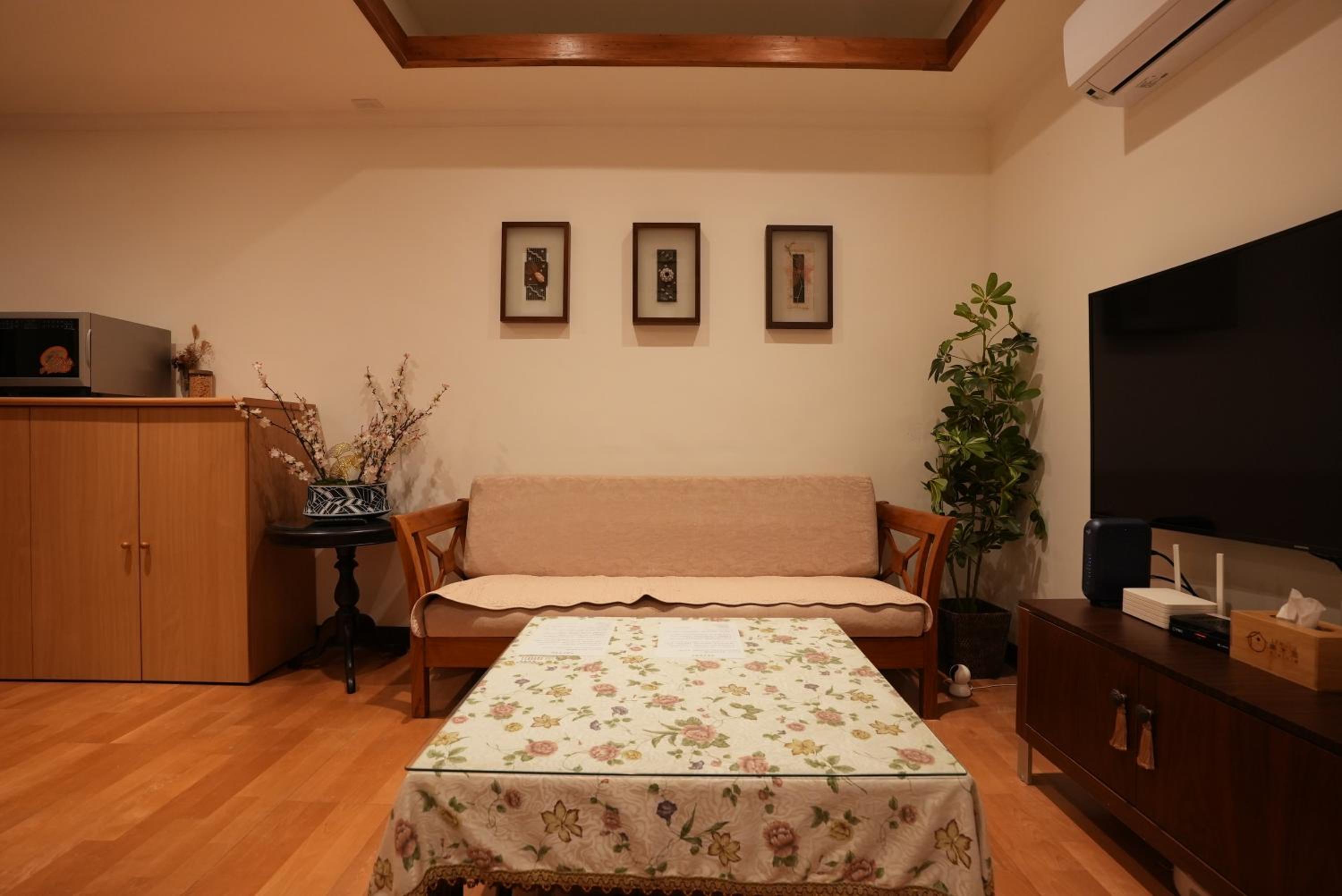 Queen Room with Shared Bathroom photo 1