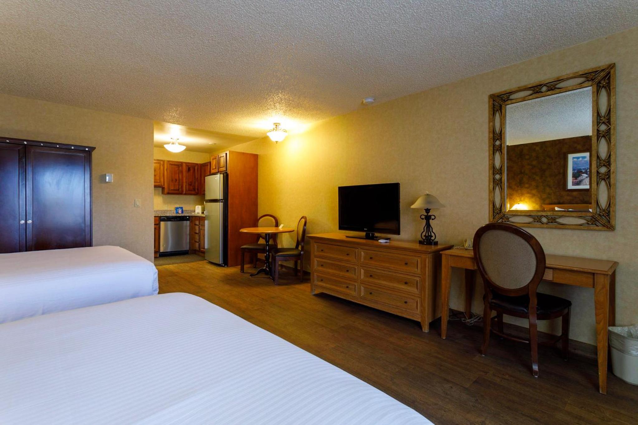 Queen Room with Two Queen Beds - Kitchenette- Non Smoking photo 2