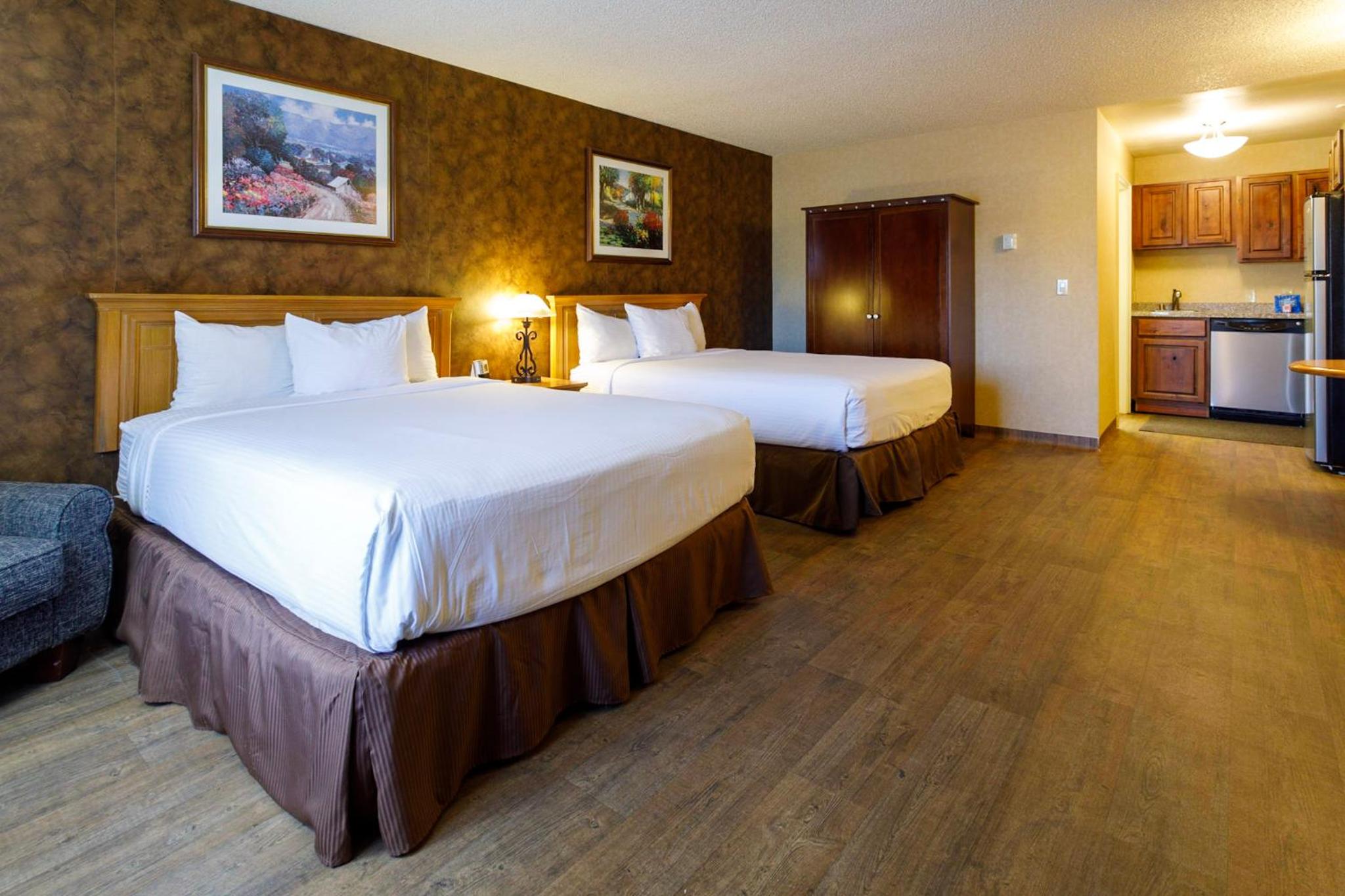 Queen Room with Two Queen Beds - Kitchenette- Non Smoking photo 3