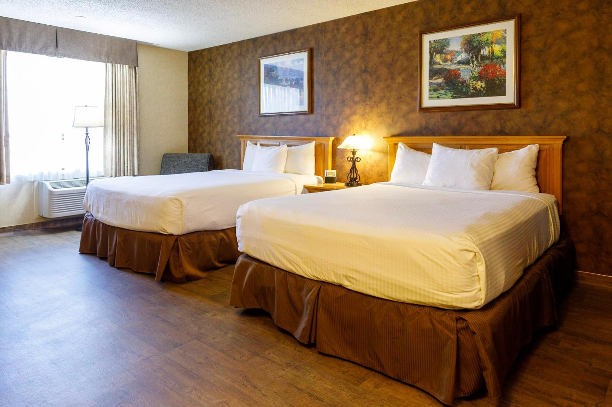 Queen Room with Two Queen Beds - Kitchenette- Non Smoking photo 1