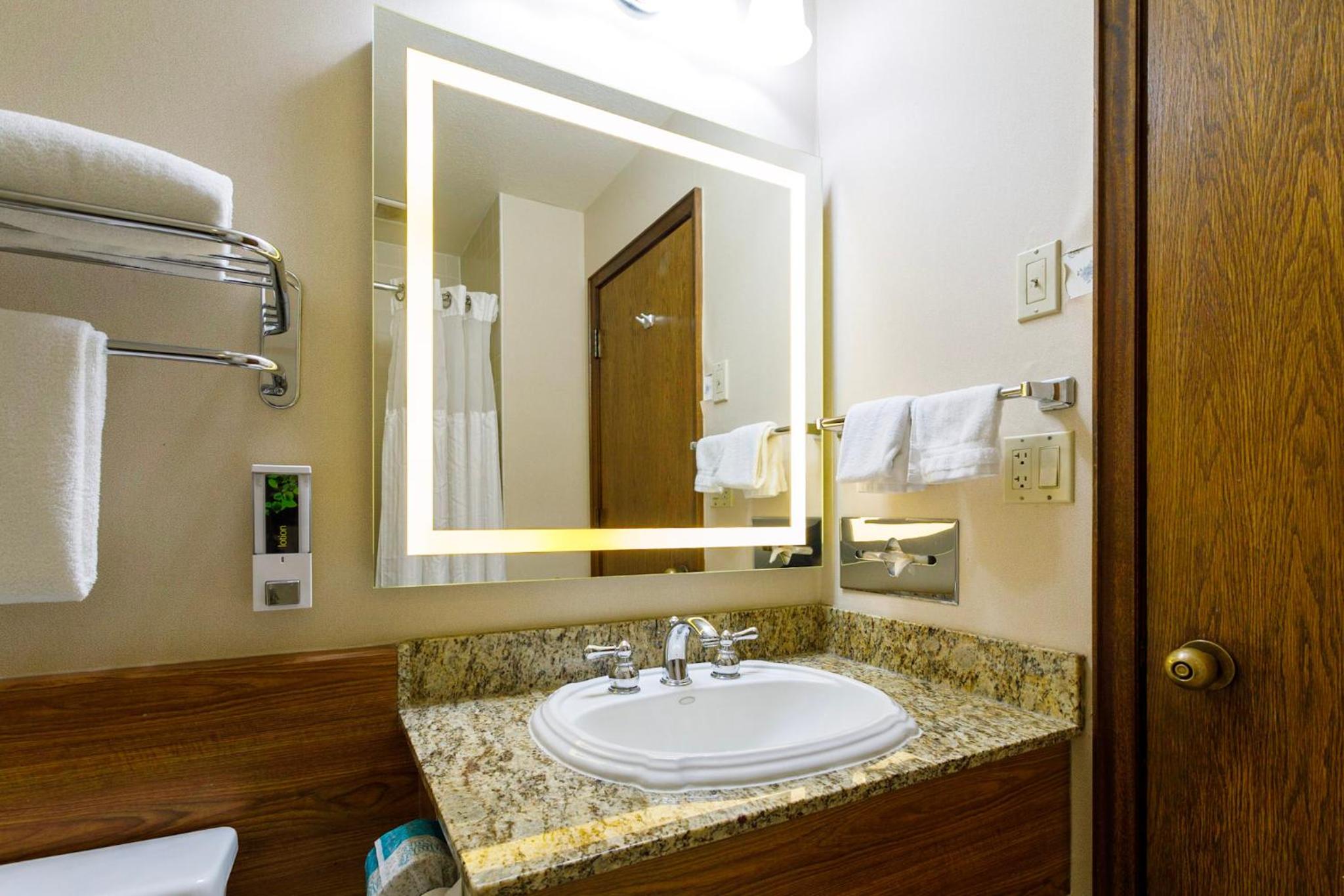 Queen Room photo 2
