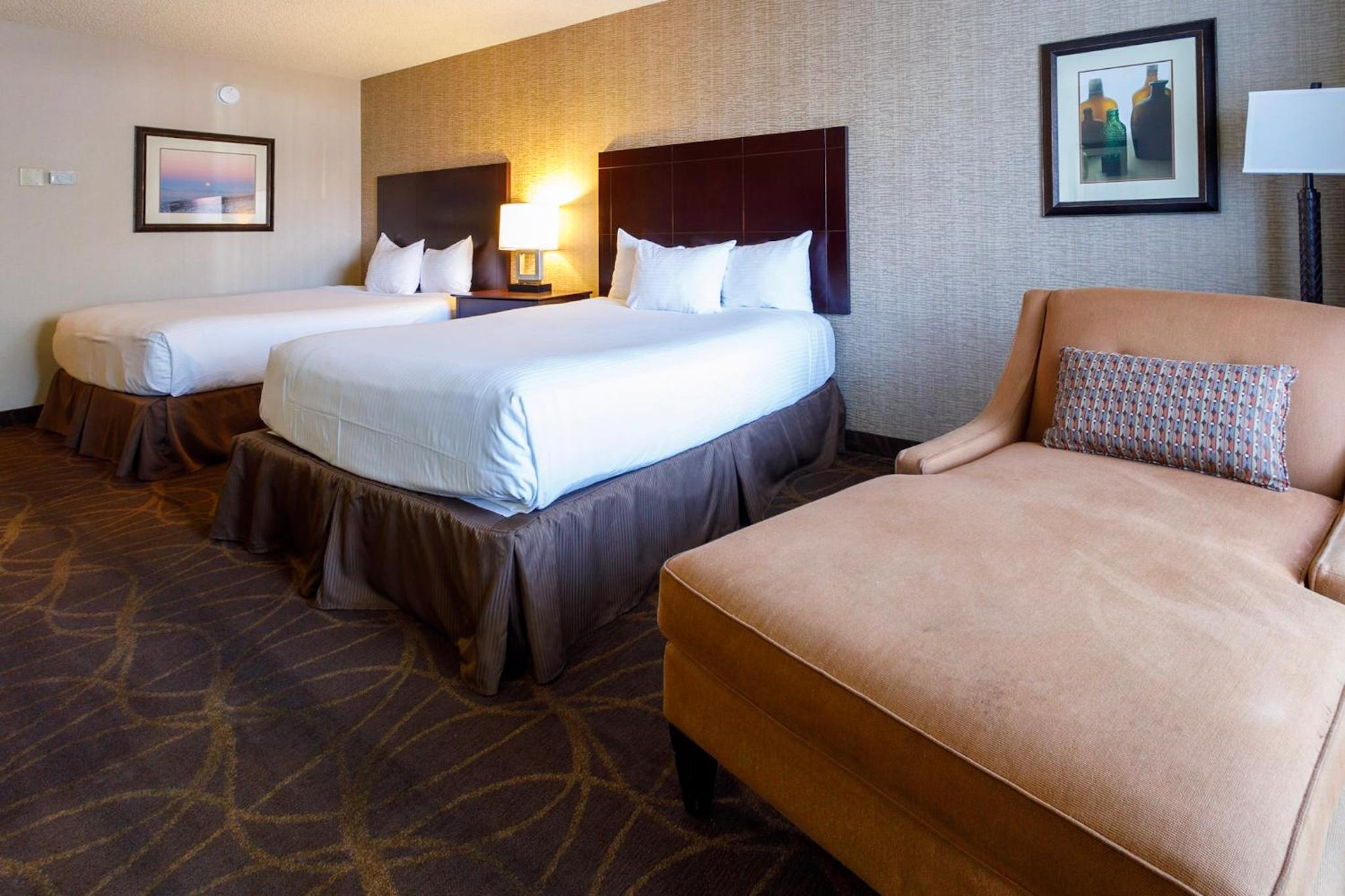 Deluxe Queen Room with Two Queen Beds - Smoking photo 2