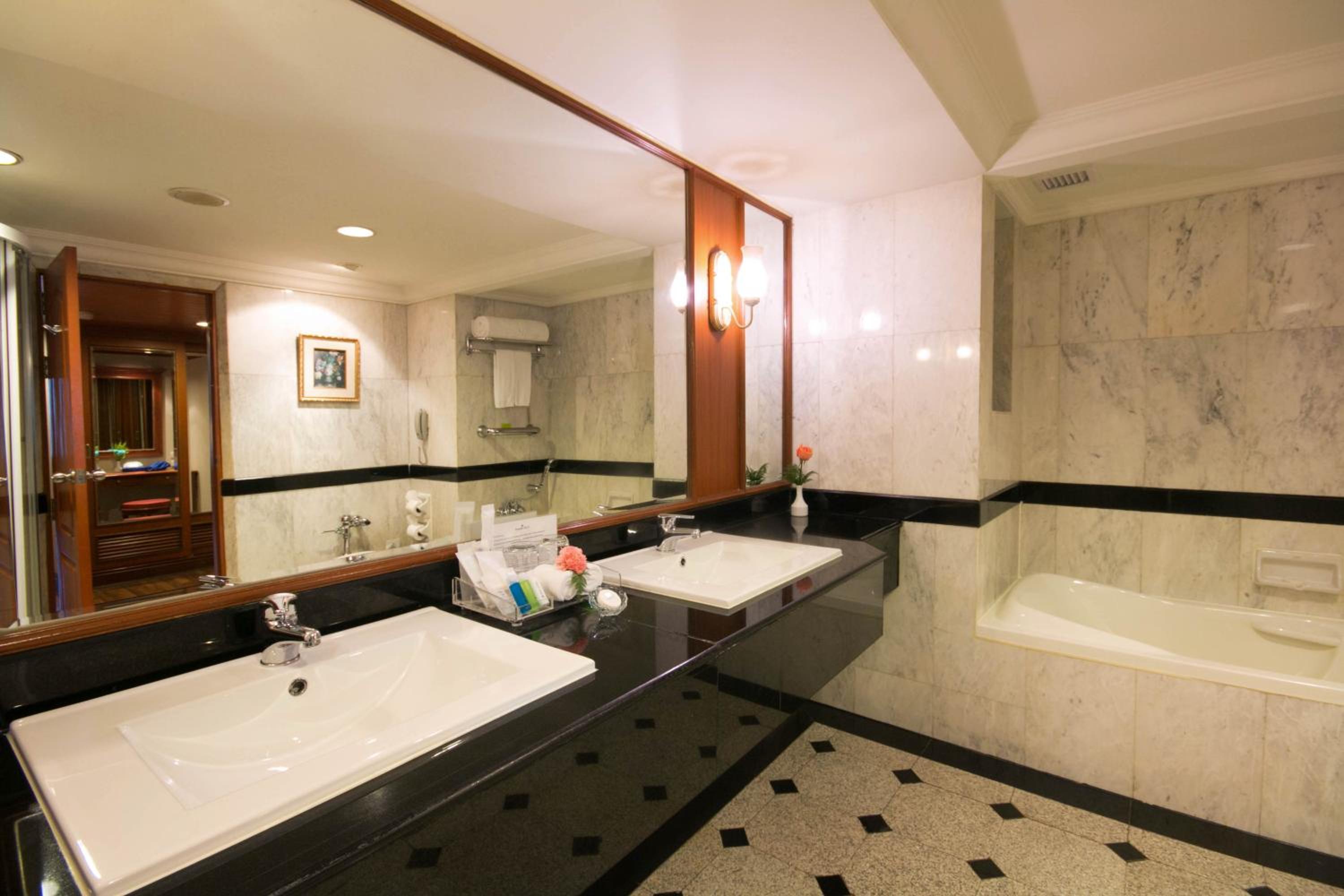 Junior King Suite photo 3