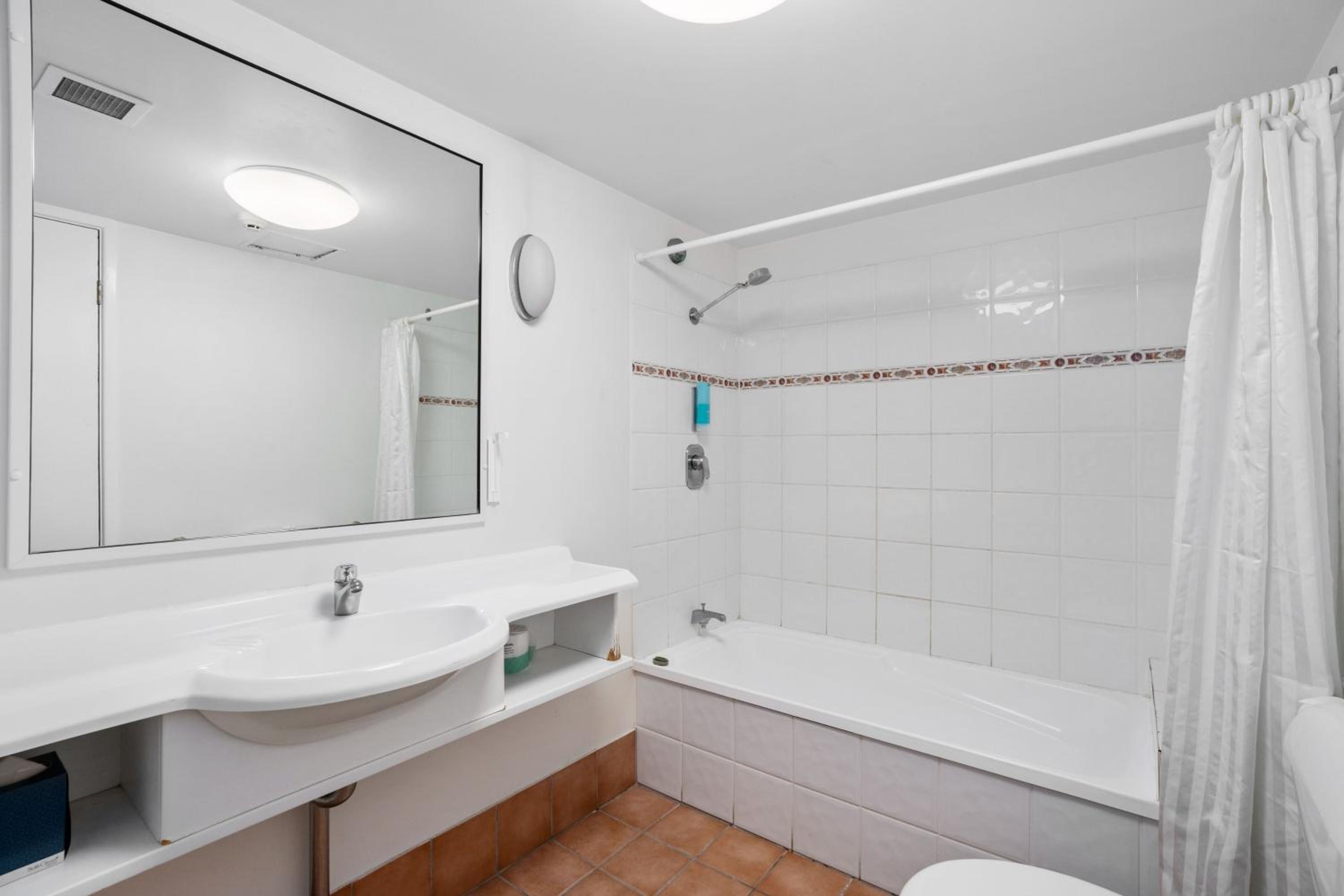 Standard One-Bedroom Suite - Photo 9