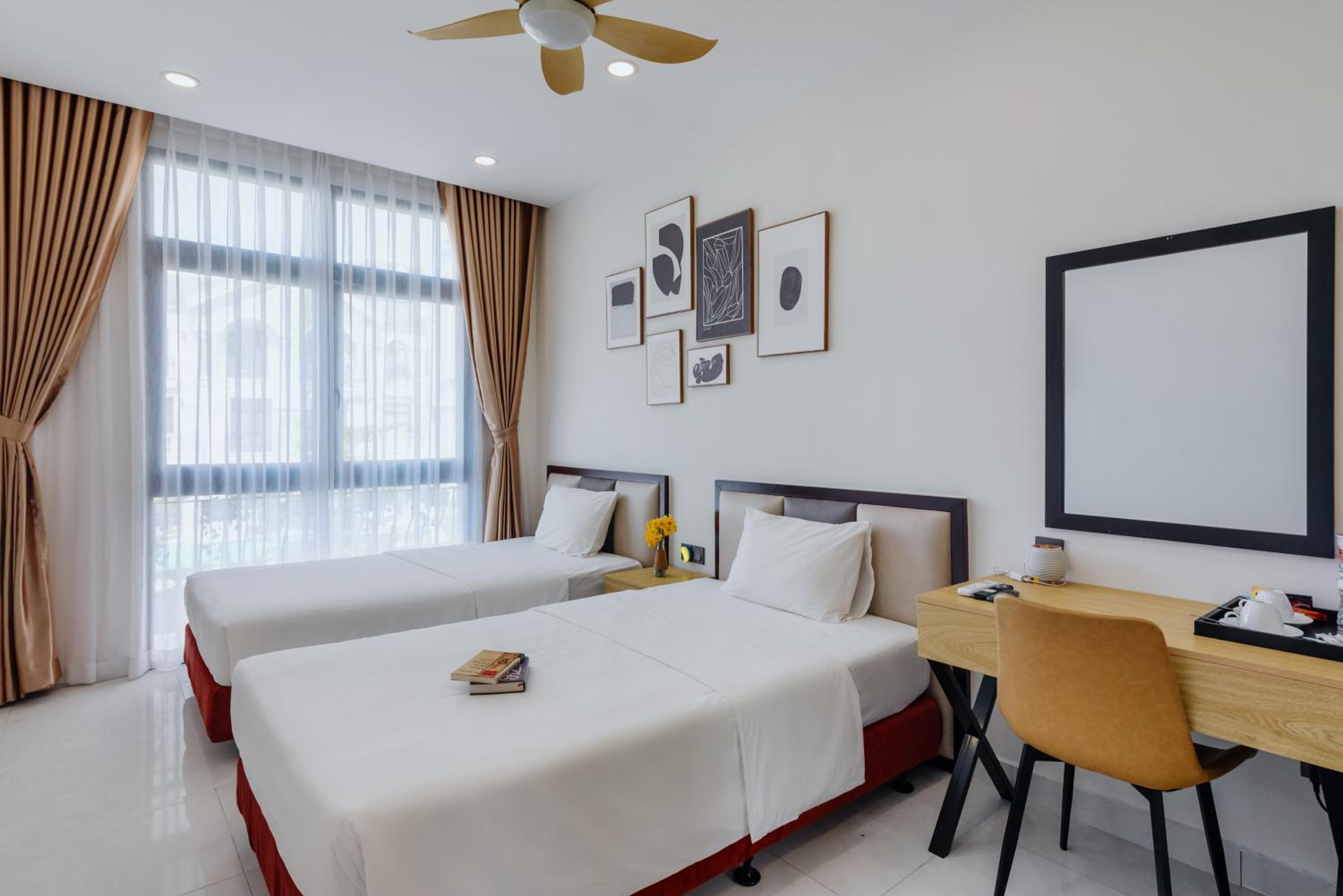 Twin Room - Photo 11