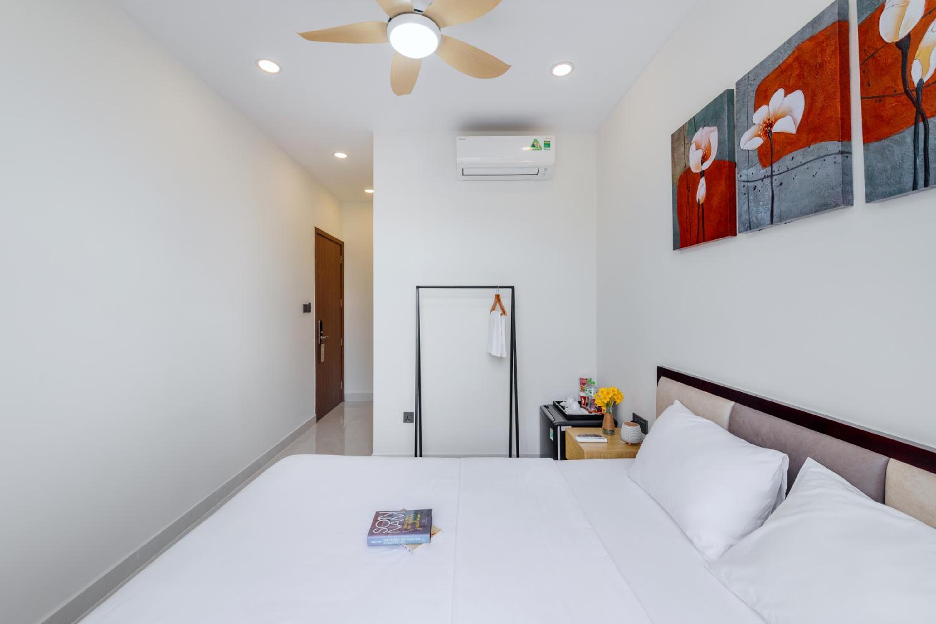 Queen Room - Photo 15