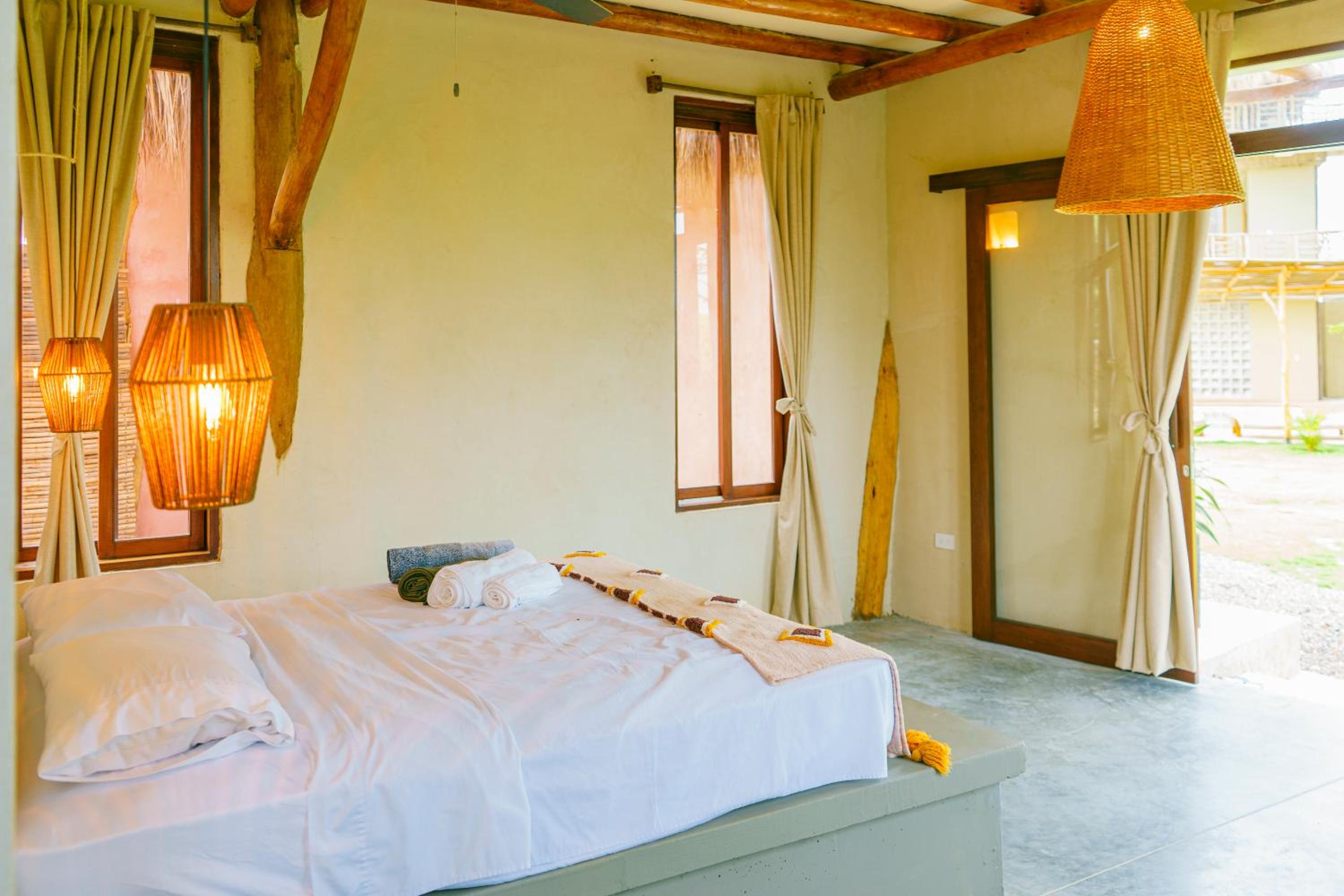 Deluxe Room (2 Adults + 1 Child)