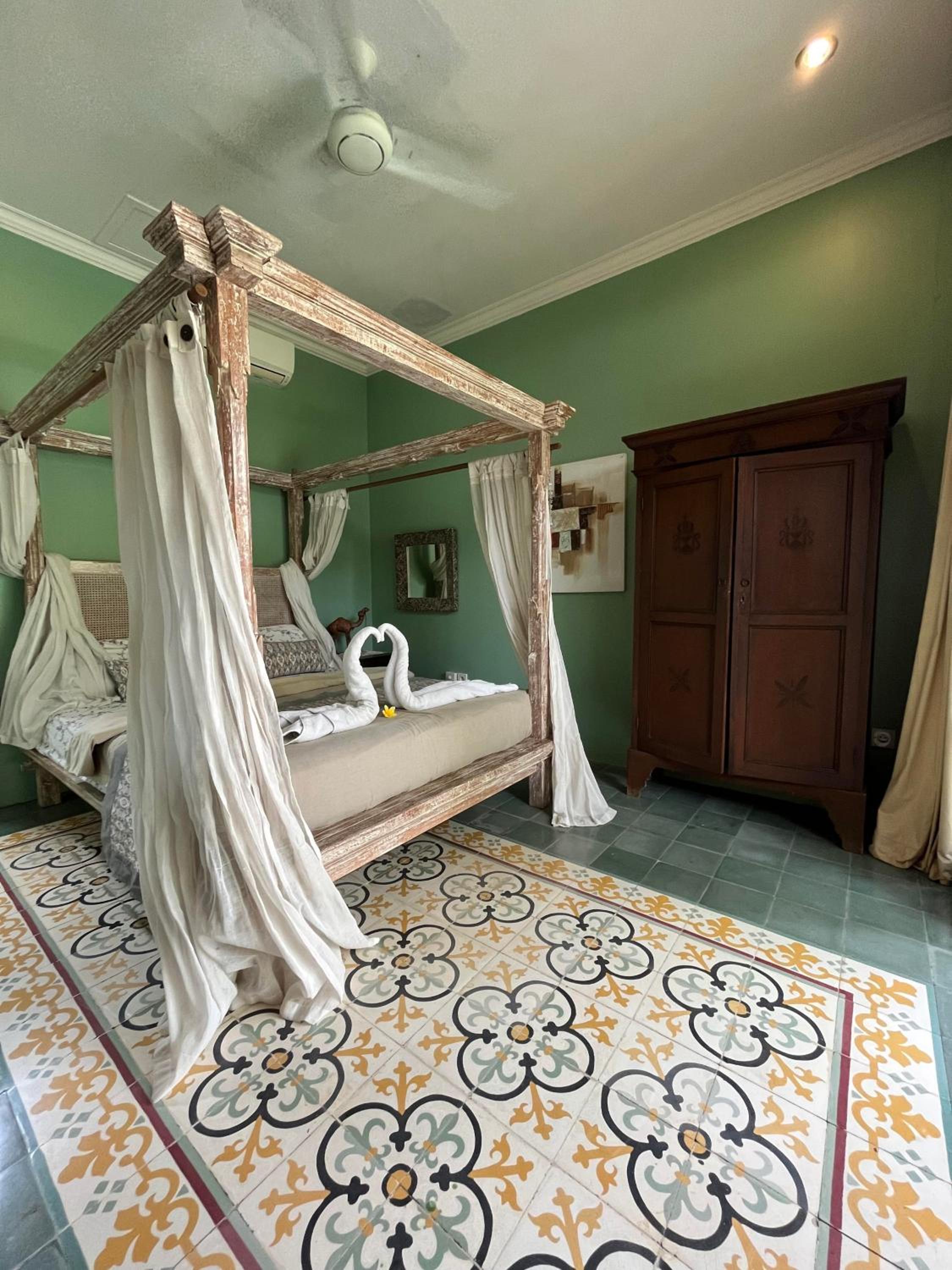 Deluxe Queen Room - Photo 13