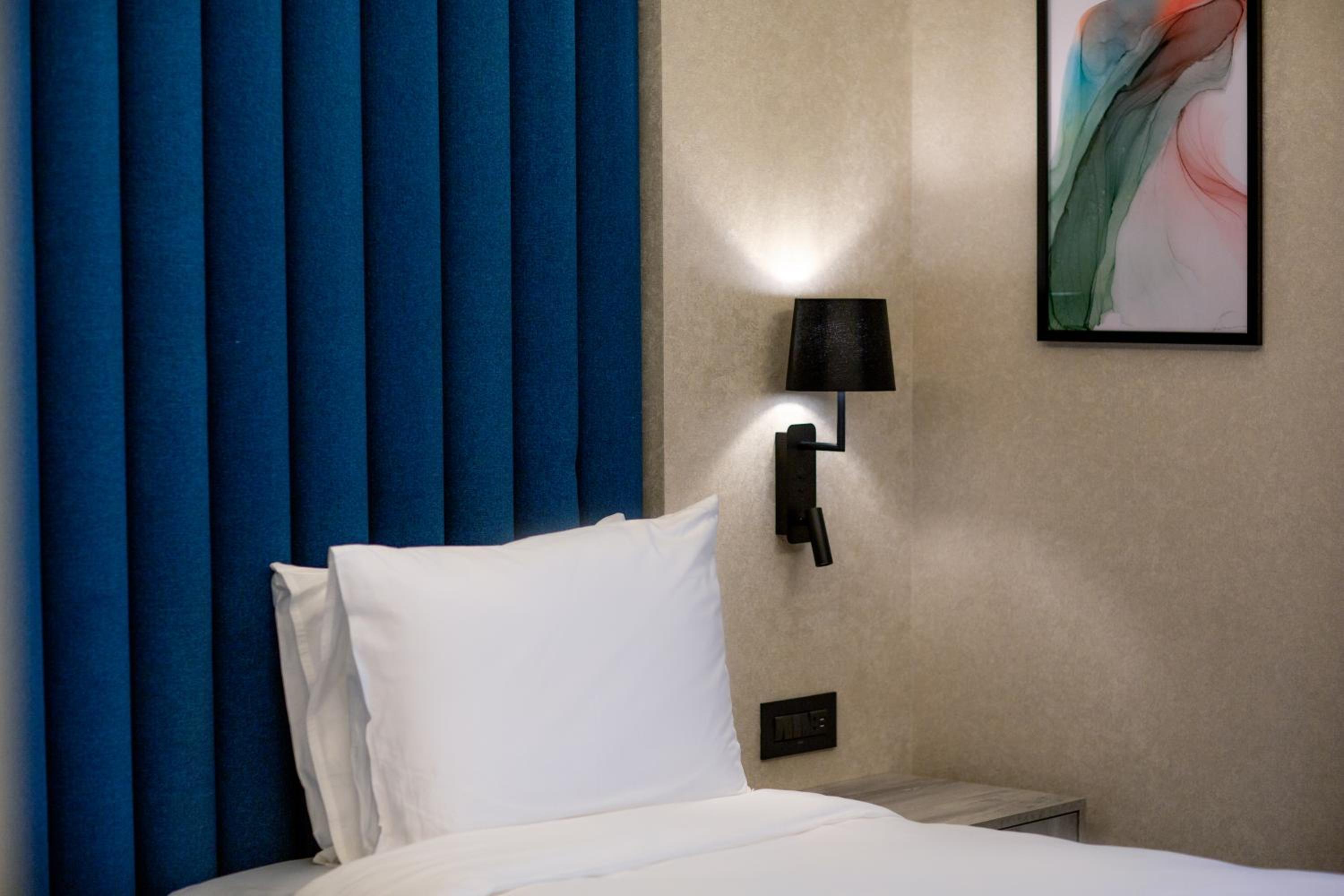 Deluxe Suite - Photo 10