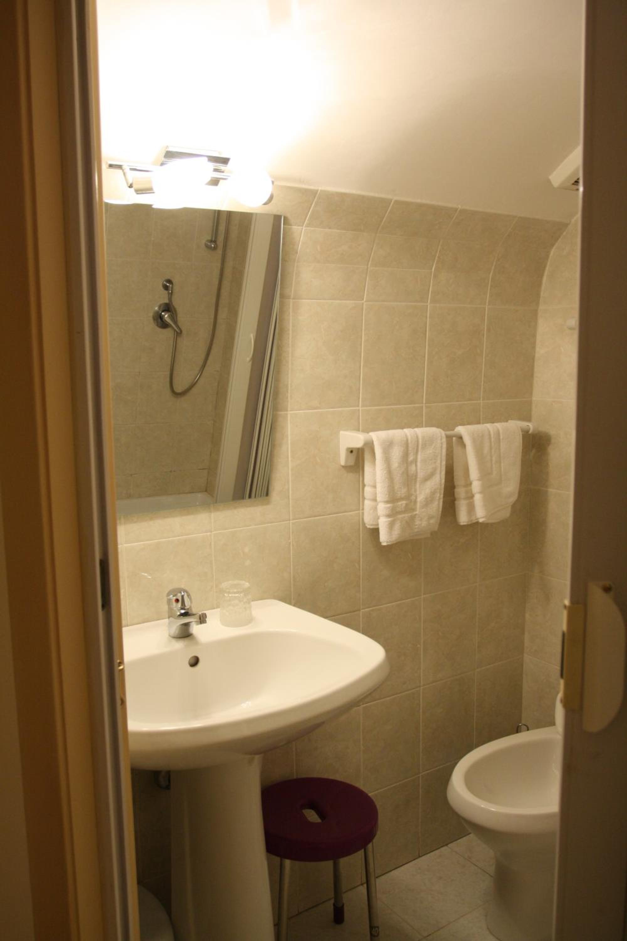 Large Double Room - Photo 2