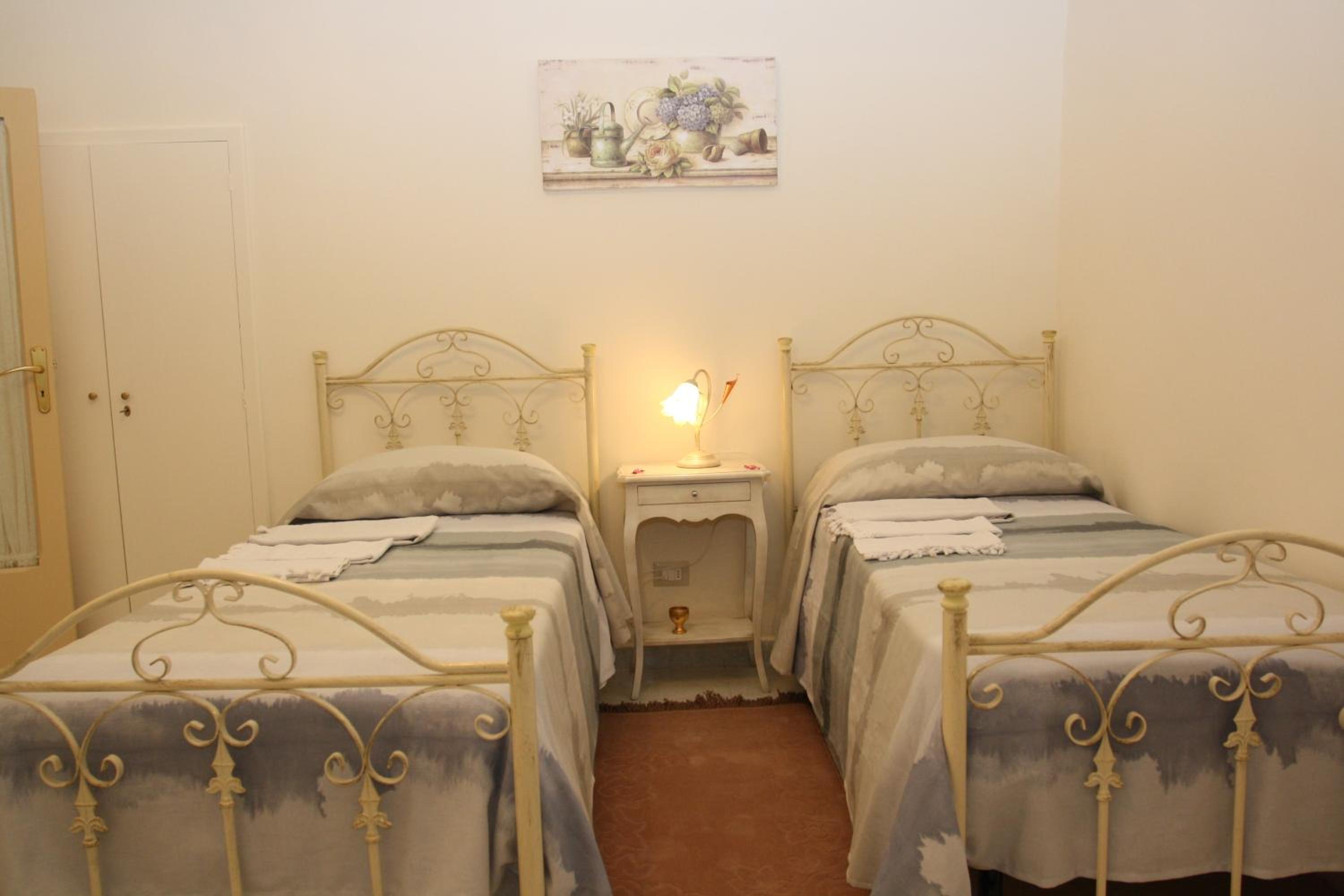 Twin Room - Photo 7