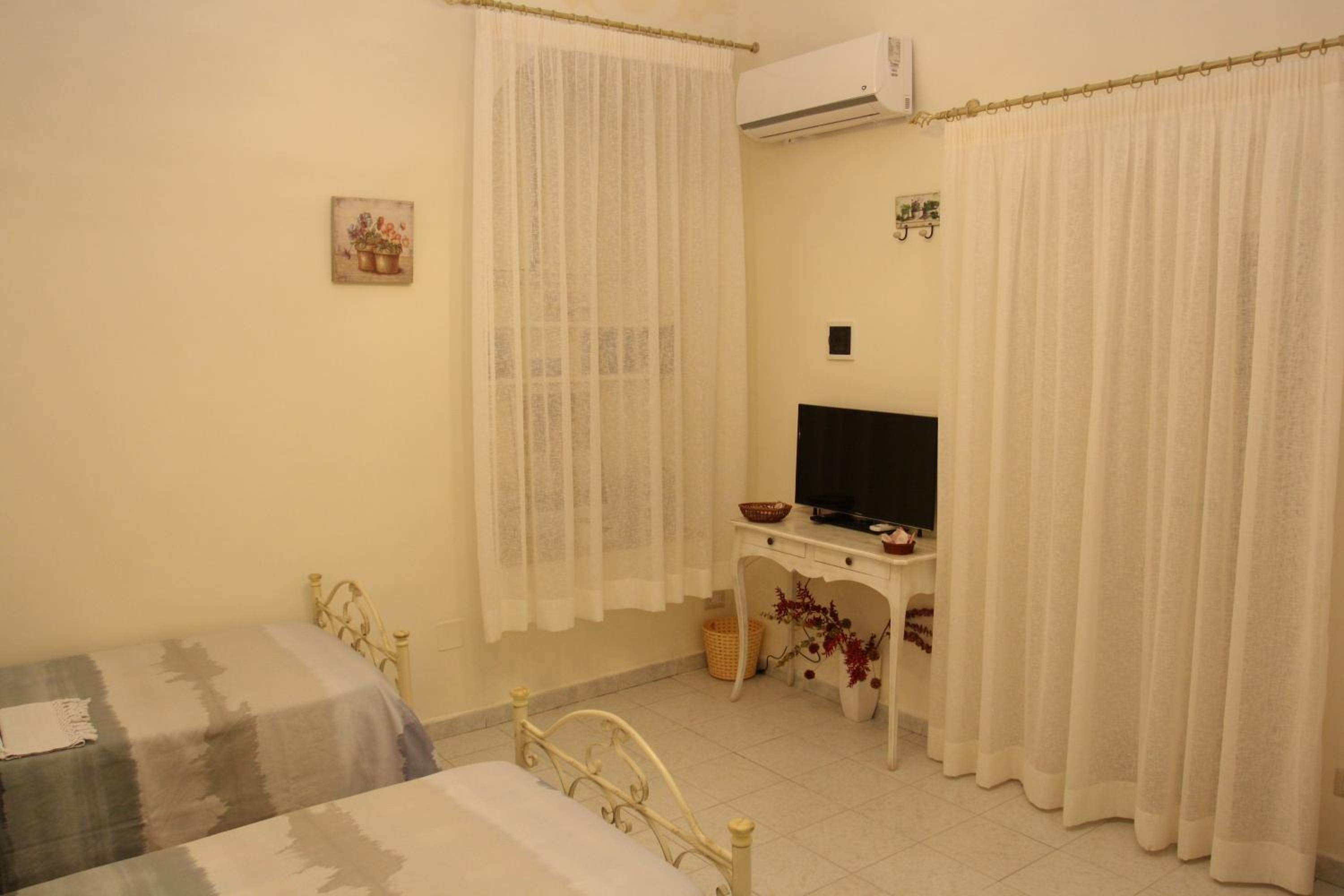 Twin Room - Photo 6
