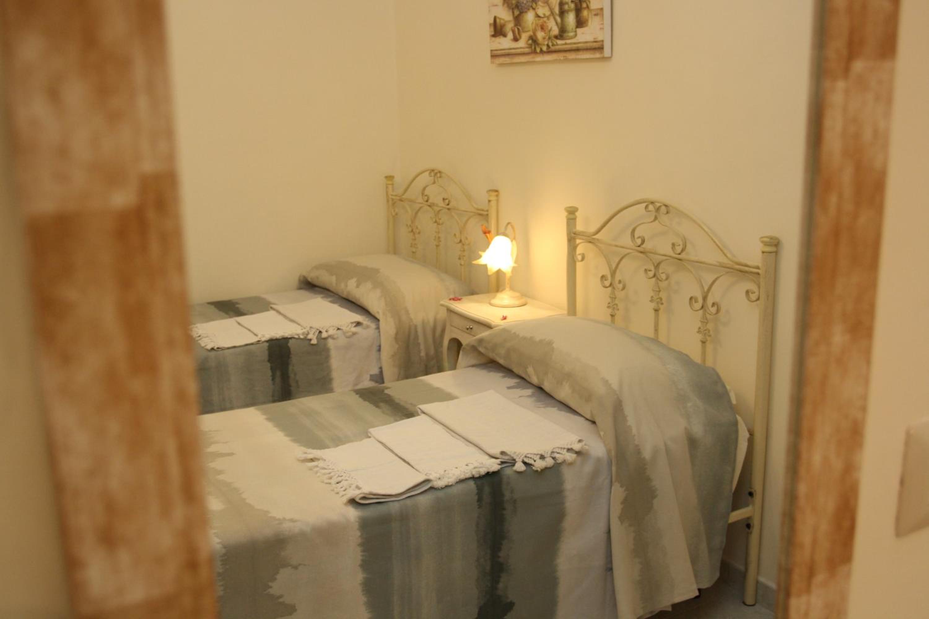 Twin Room - Photo 2