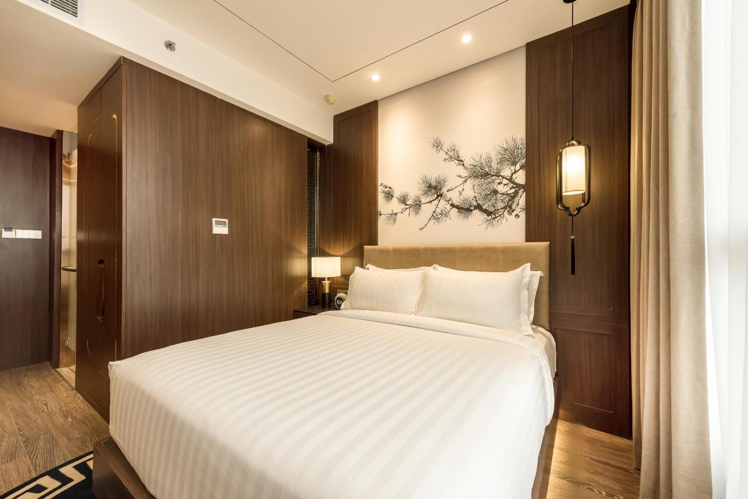 Deluxe View Queen Room - Photo 9