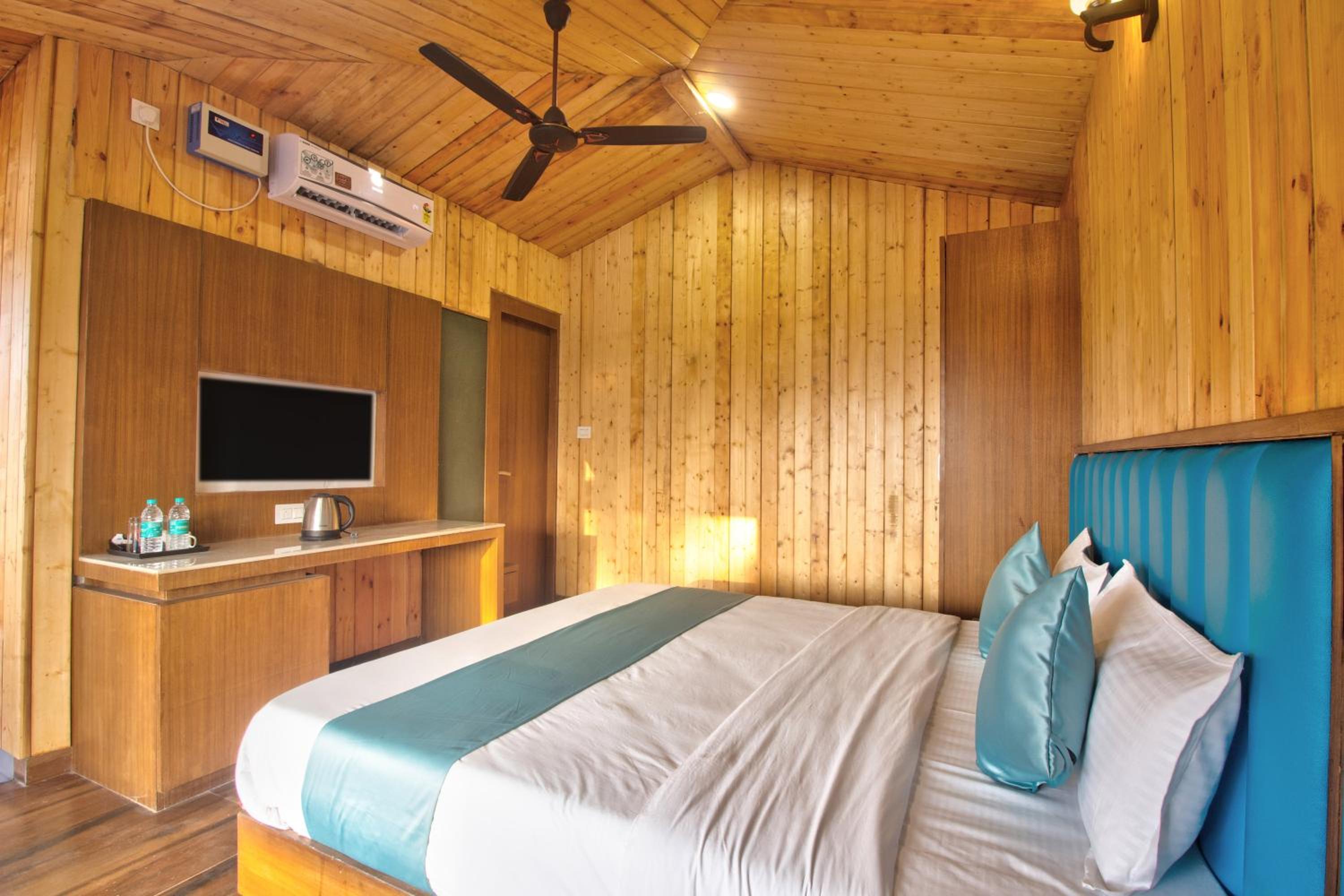 Deluxe Double Room with Side Sea View - Photo 1