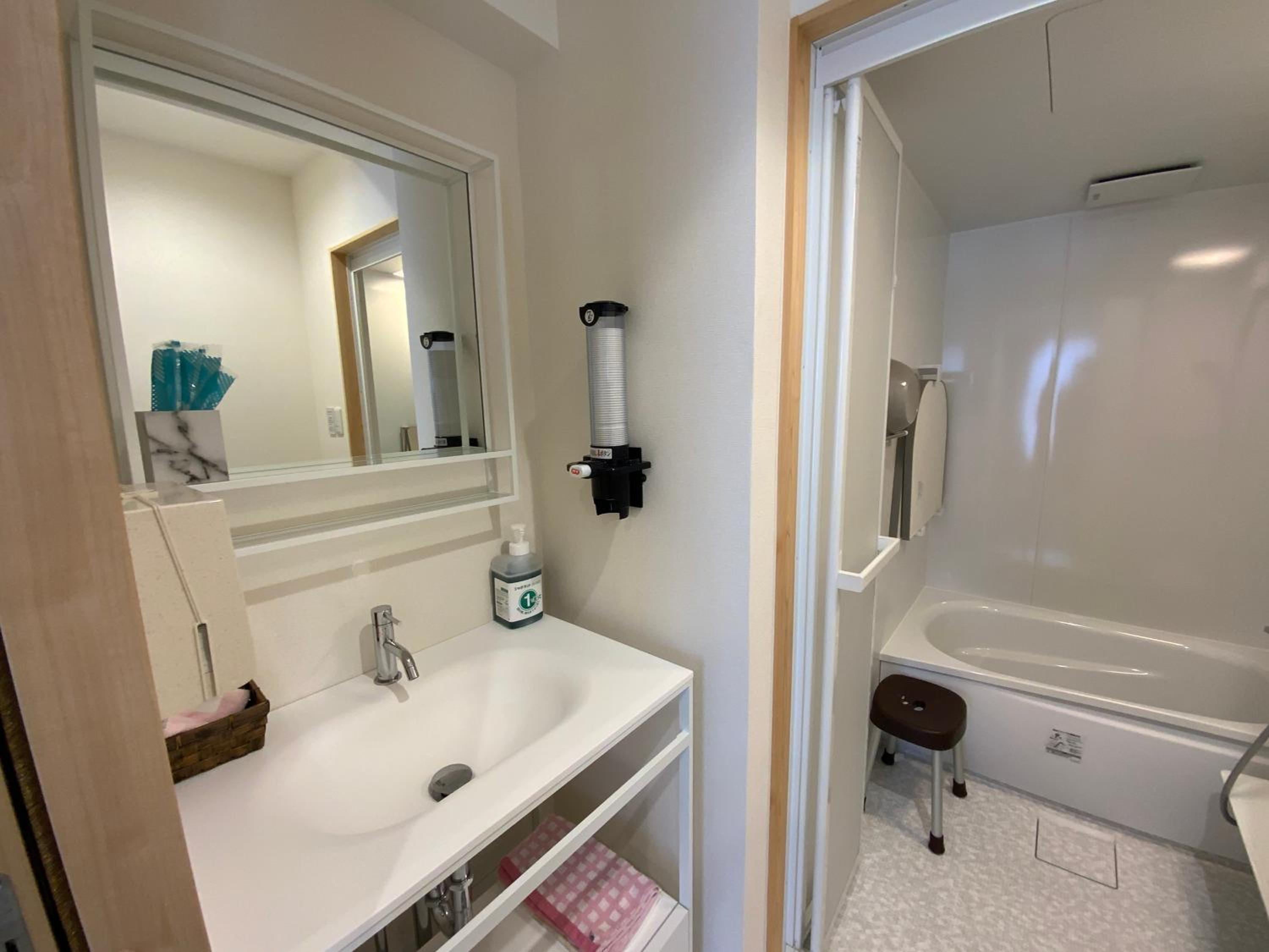 Quadruple Room with Bath - Photo 11