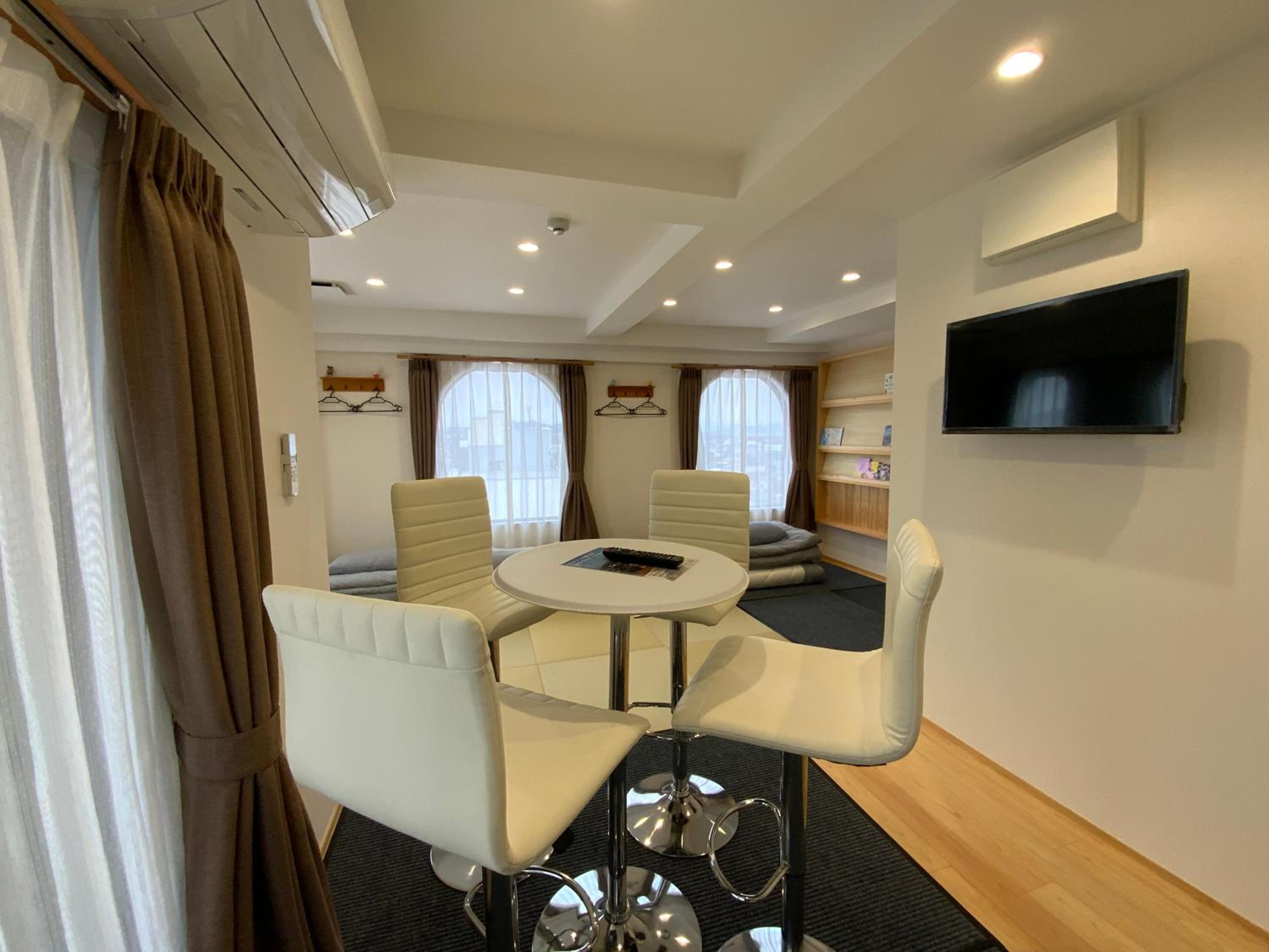 Quadruple Room with Bath - Photo 8