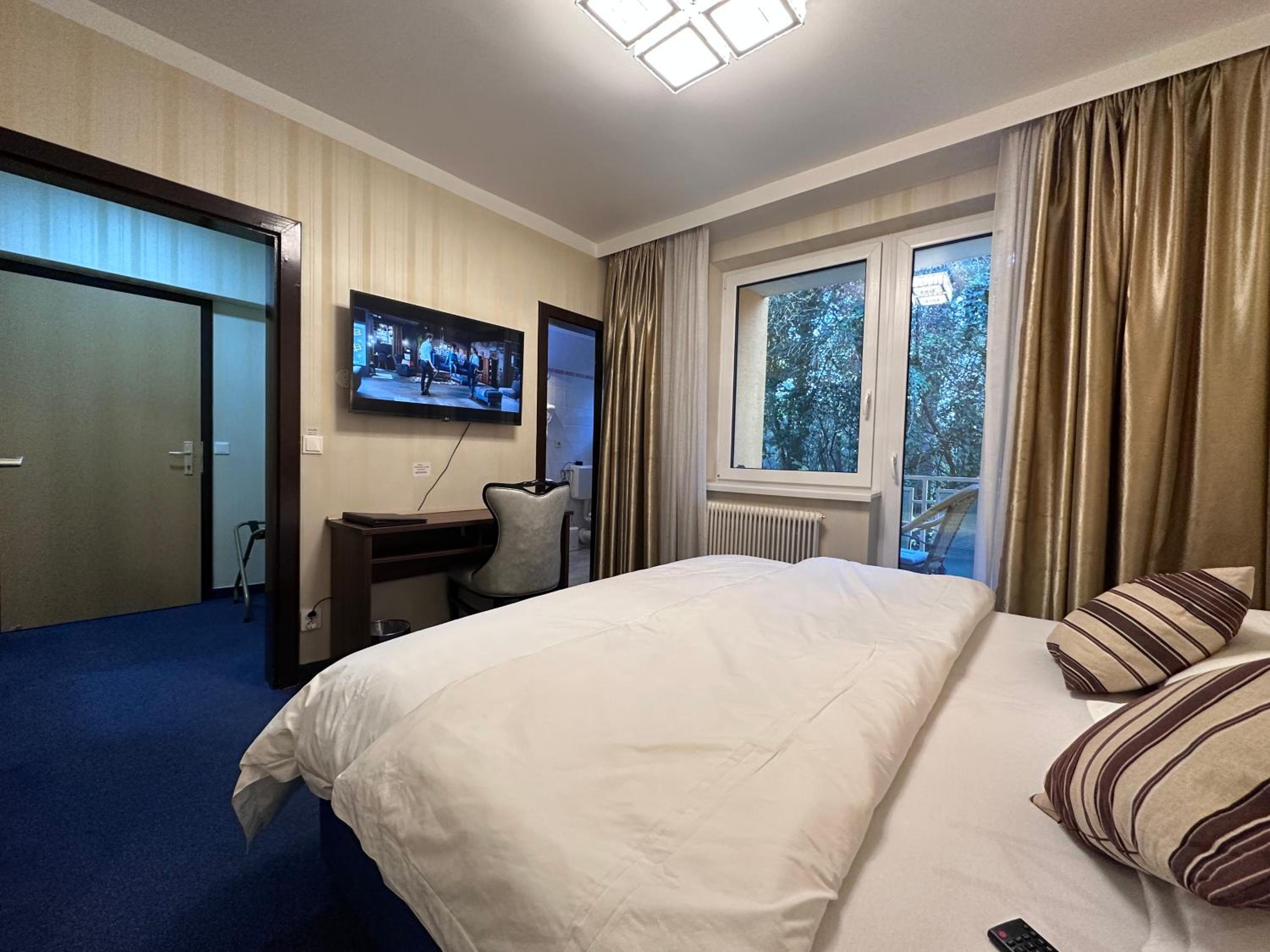 Double Room with Balcony - Photo 4