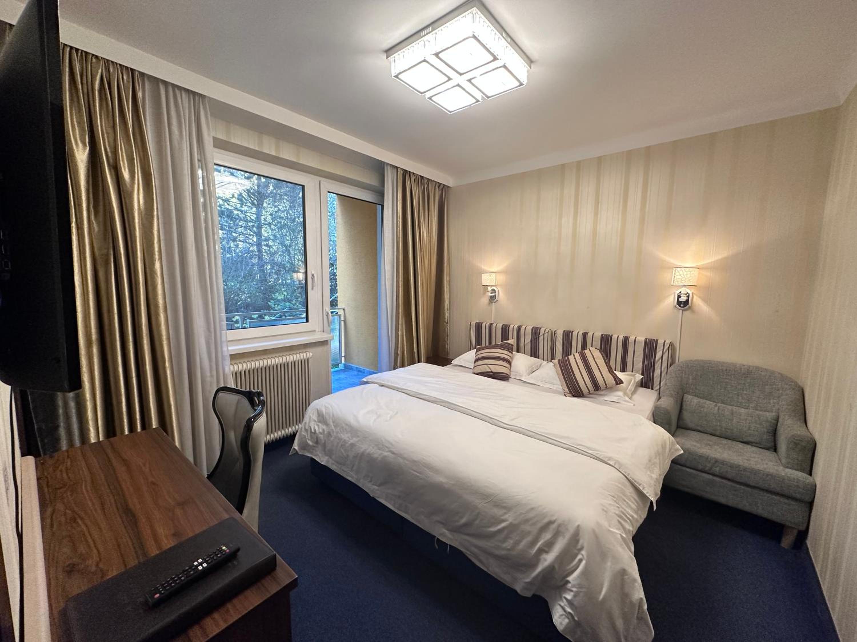 Double Room with Balcony - Photo 9