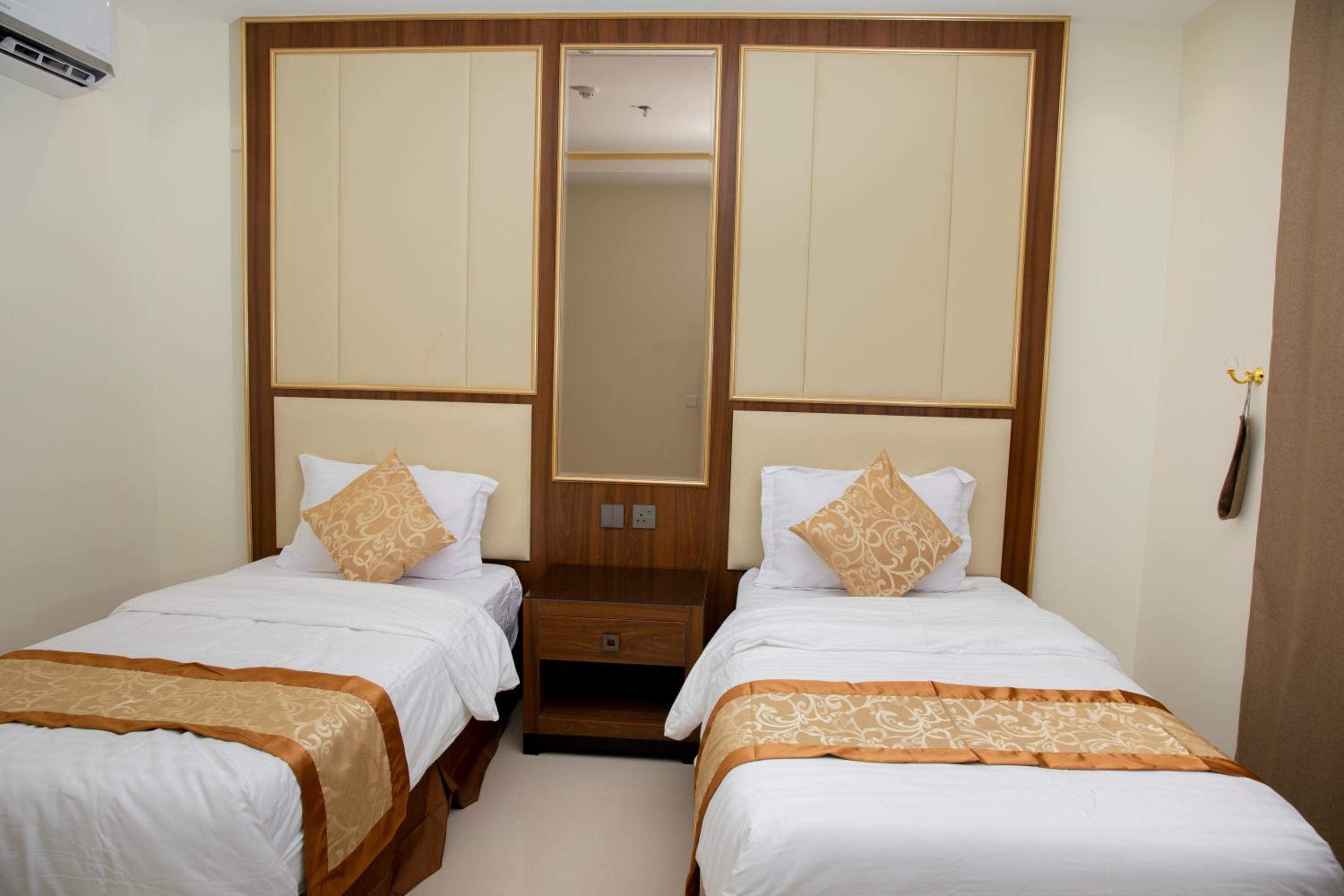 King Room with Roll-In Shower - Disability Access photo 1