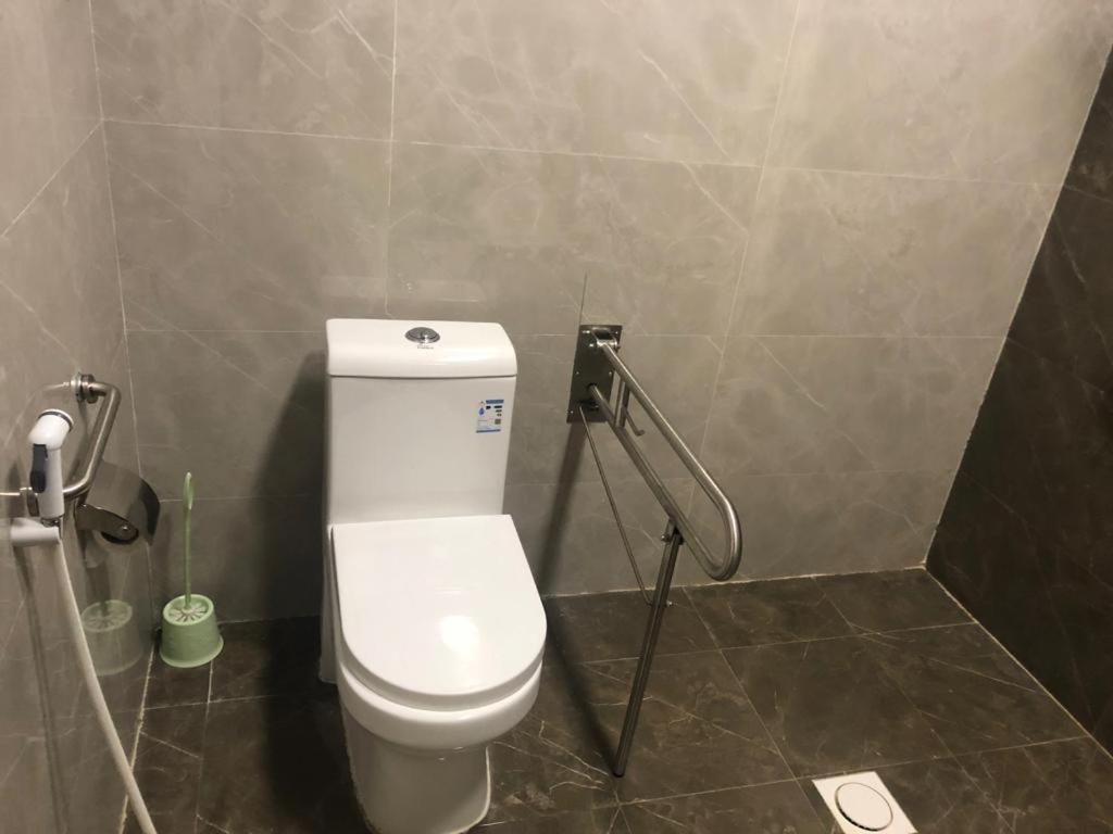 King Room with Roll-In Shower - Disability Access photo 3