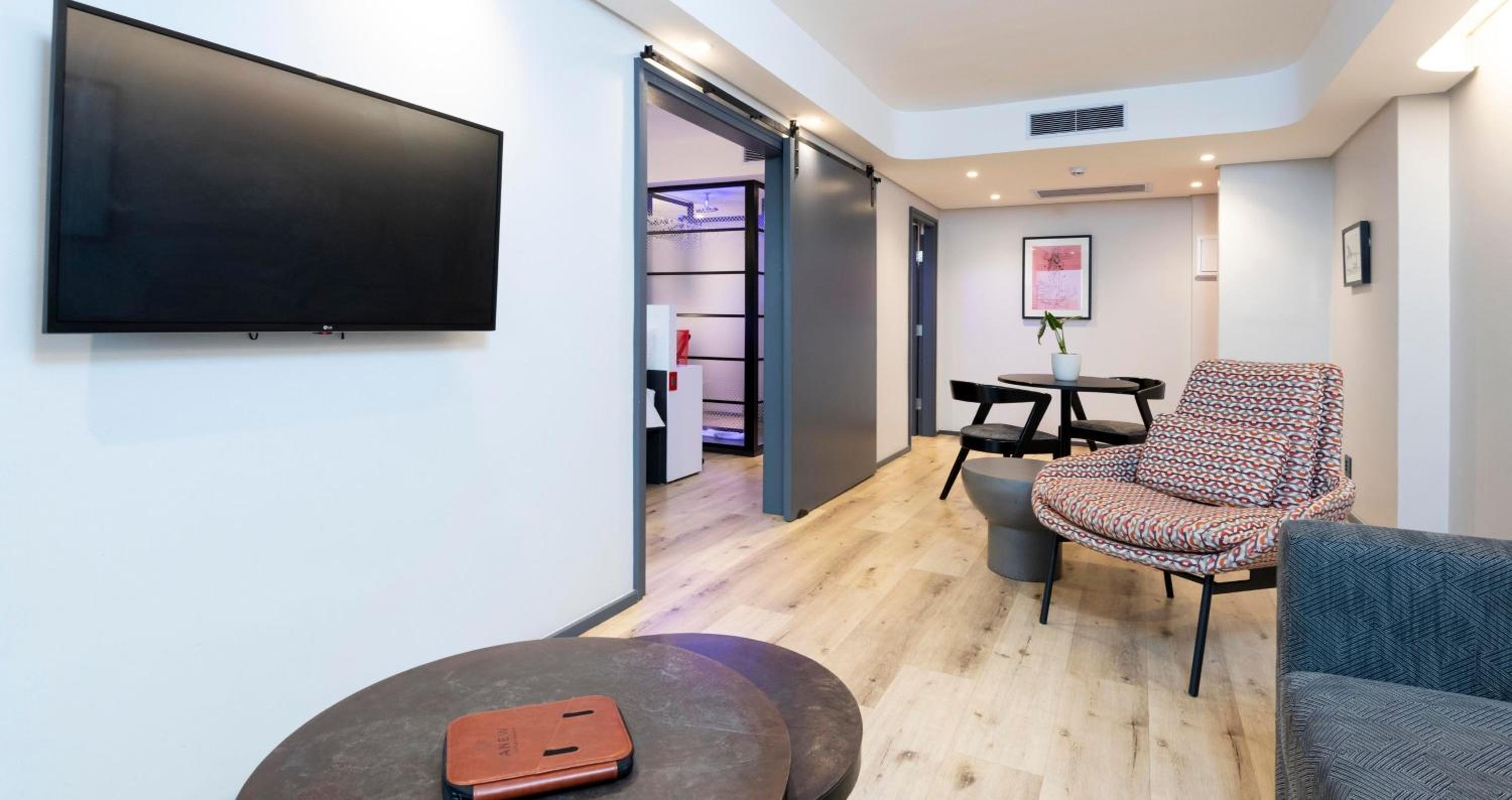 Executive Suite - Photo 11