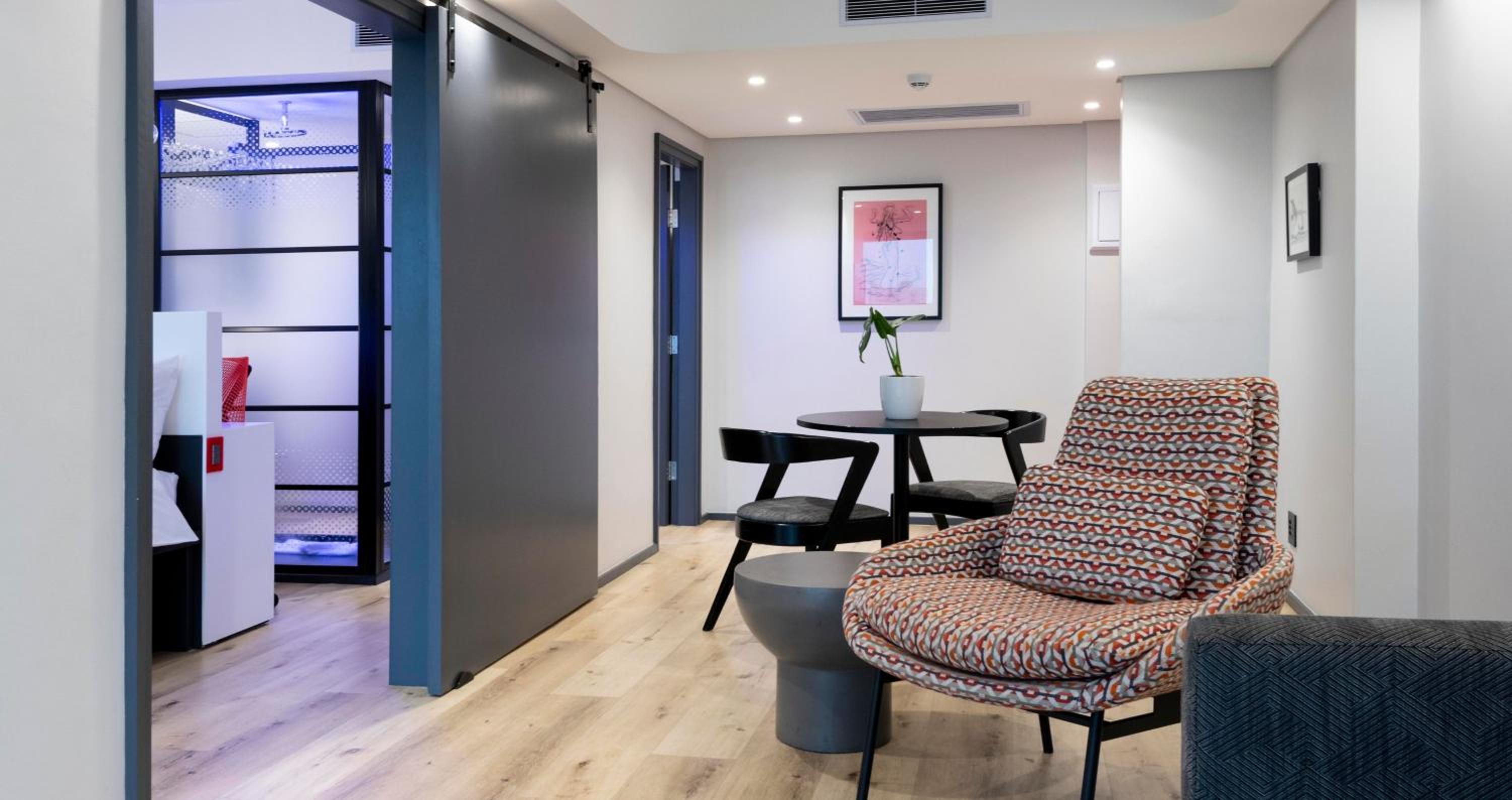 Executive Suite - Photo 8