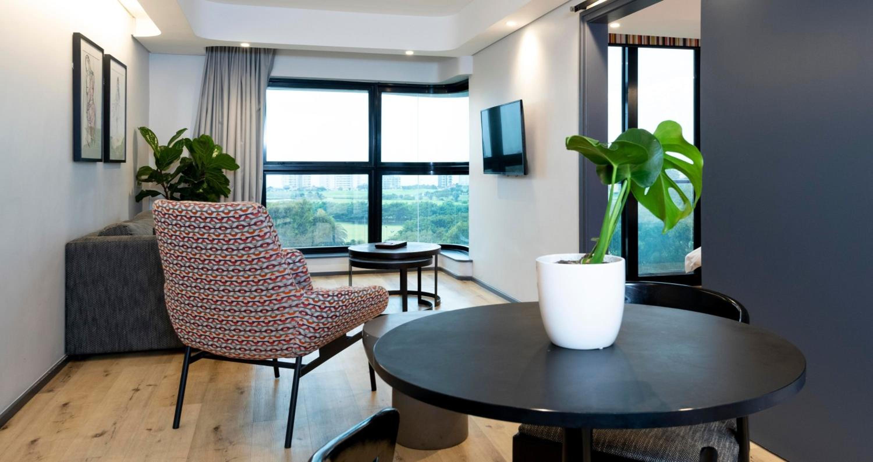 Executive Suite - Photo 9