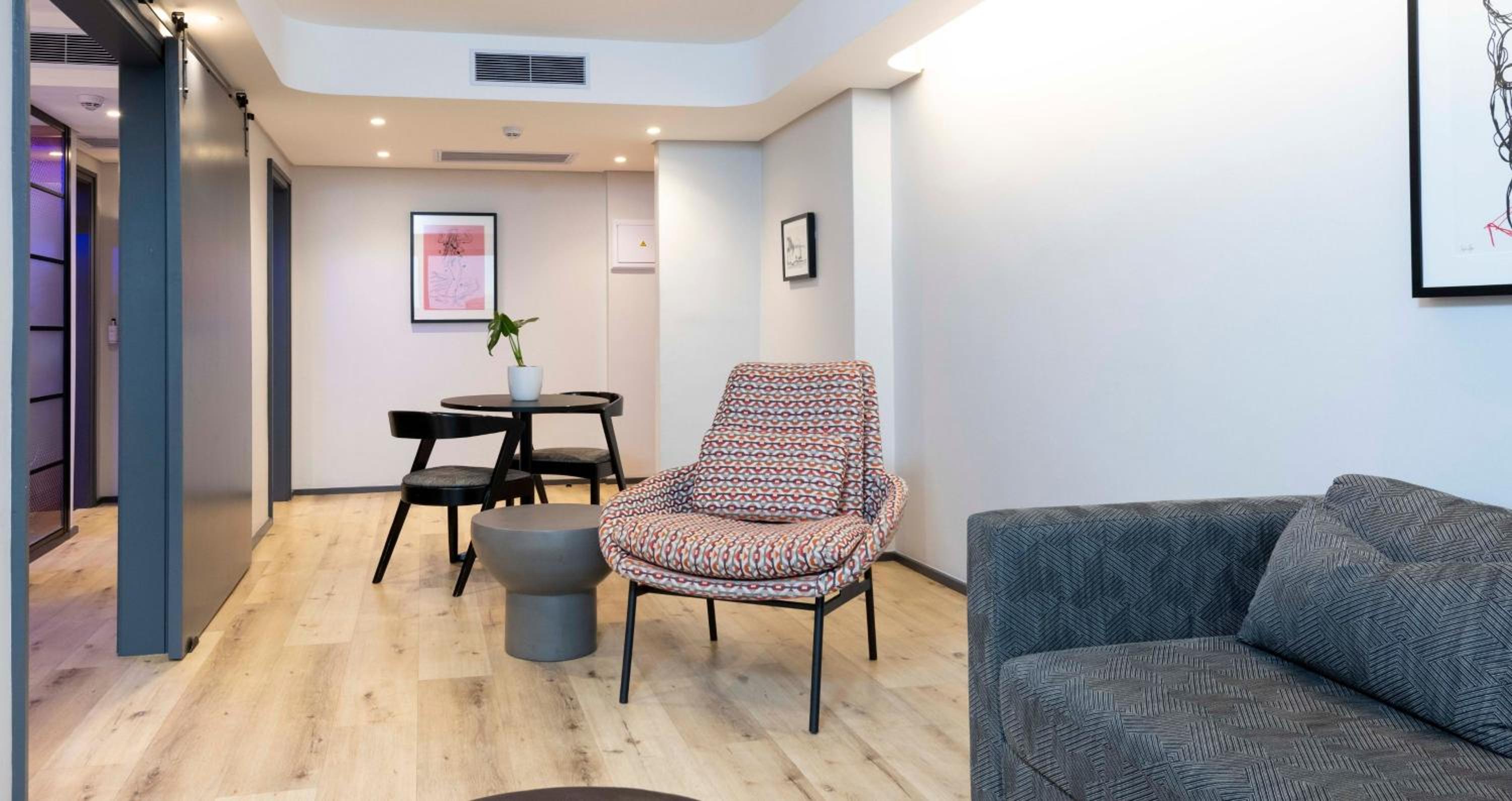 Executive Suite - Photo 6
