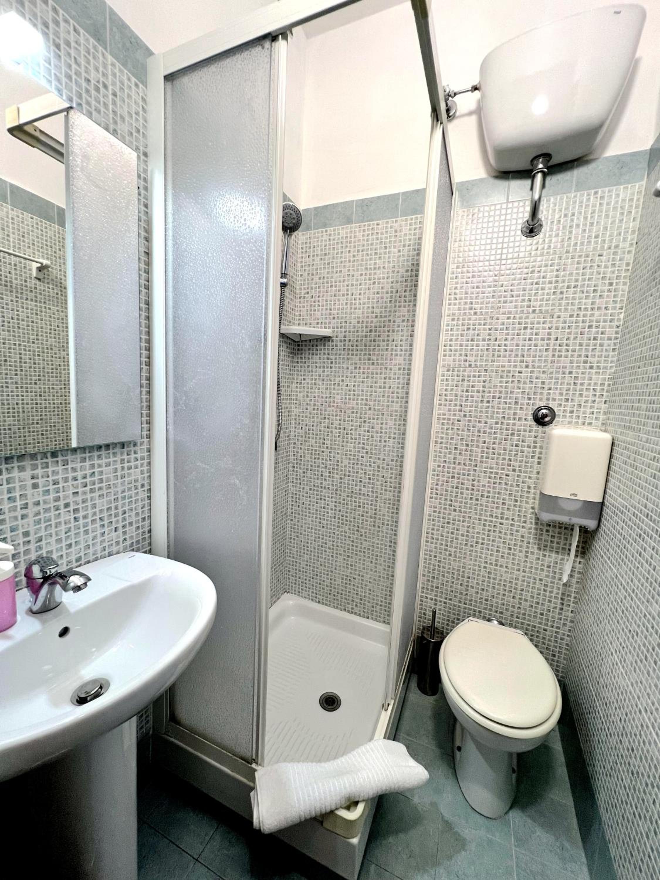 Twin Room with Private Bathroom photo 3