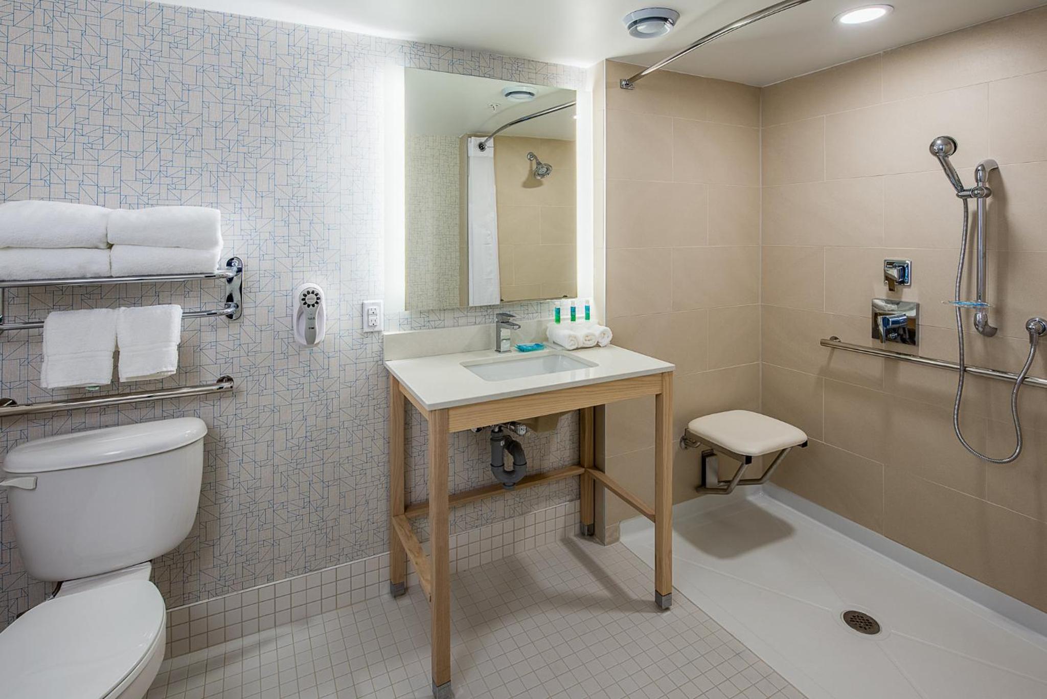 King Room - Disability Access Hearing Accessible Tub - Photo 3