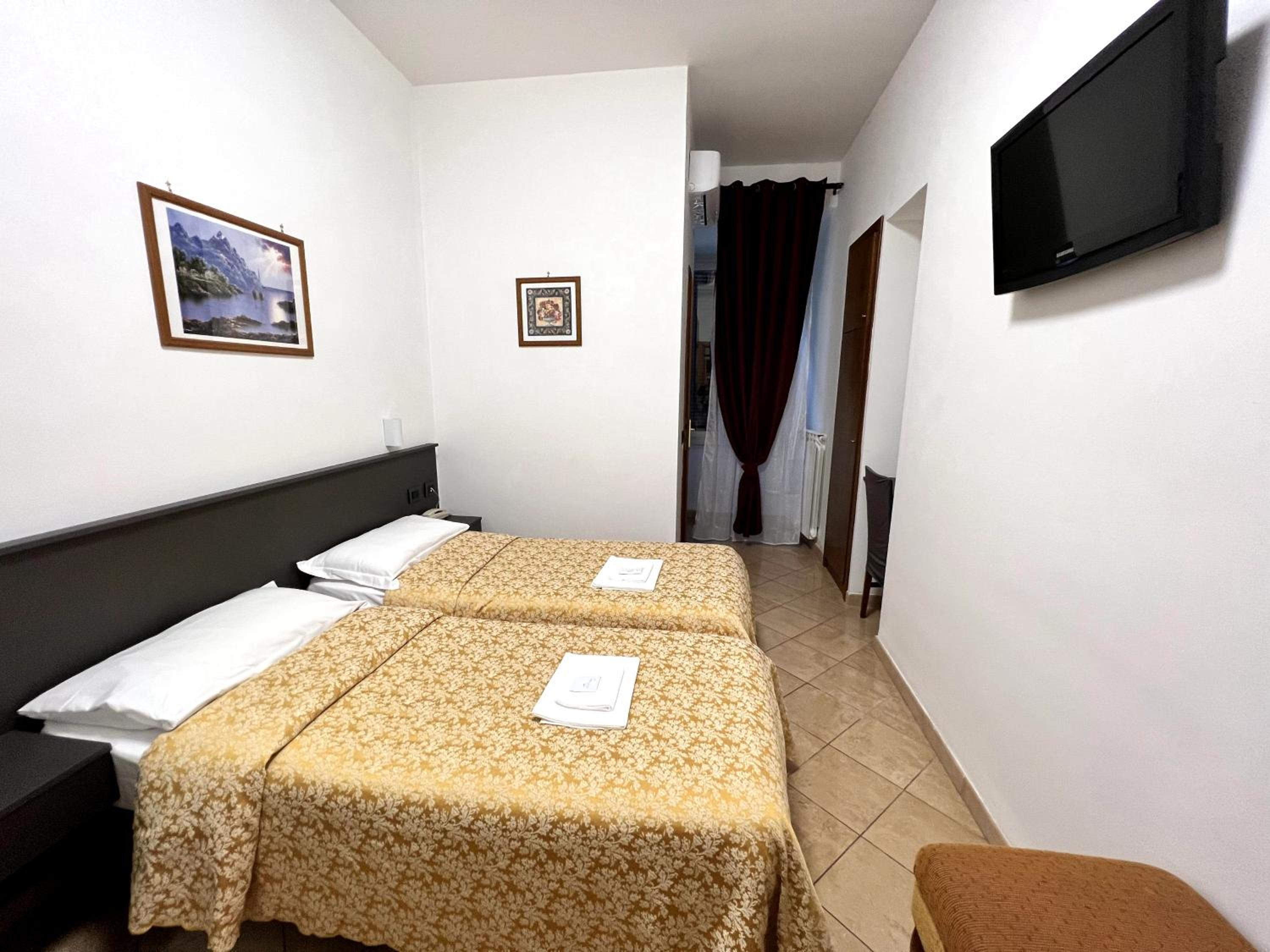 Twin Room with Private Bathroom photo 1
