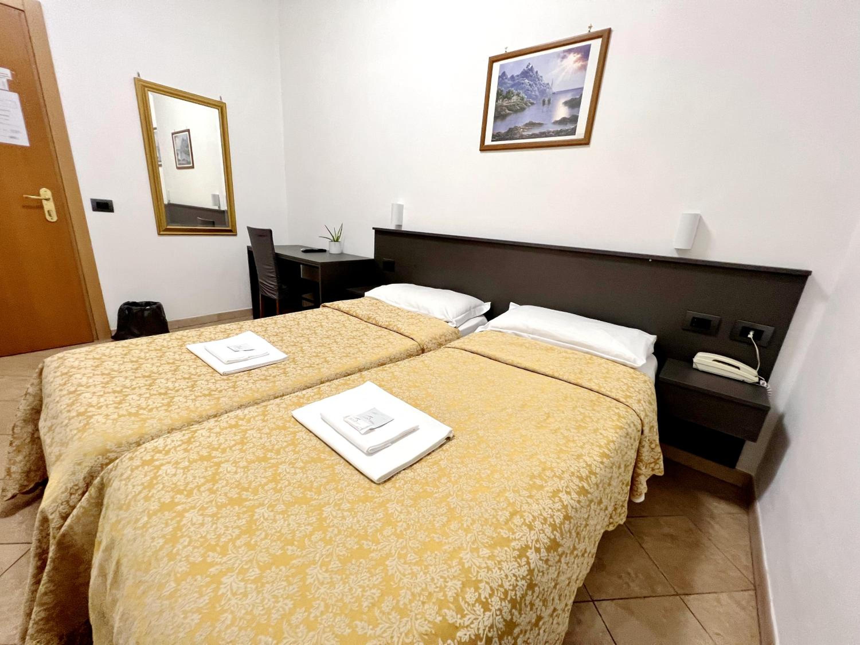 Twin Room with Private Bathroom photo 2