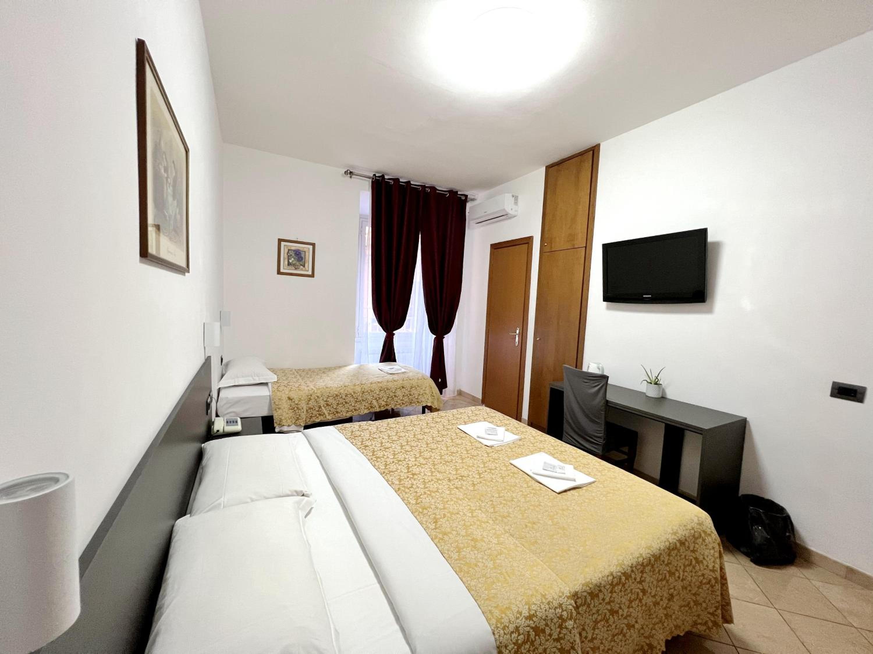 Triple Room with Private Bathroom photo 3