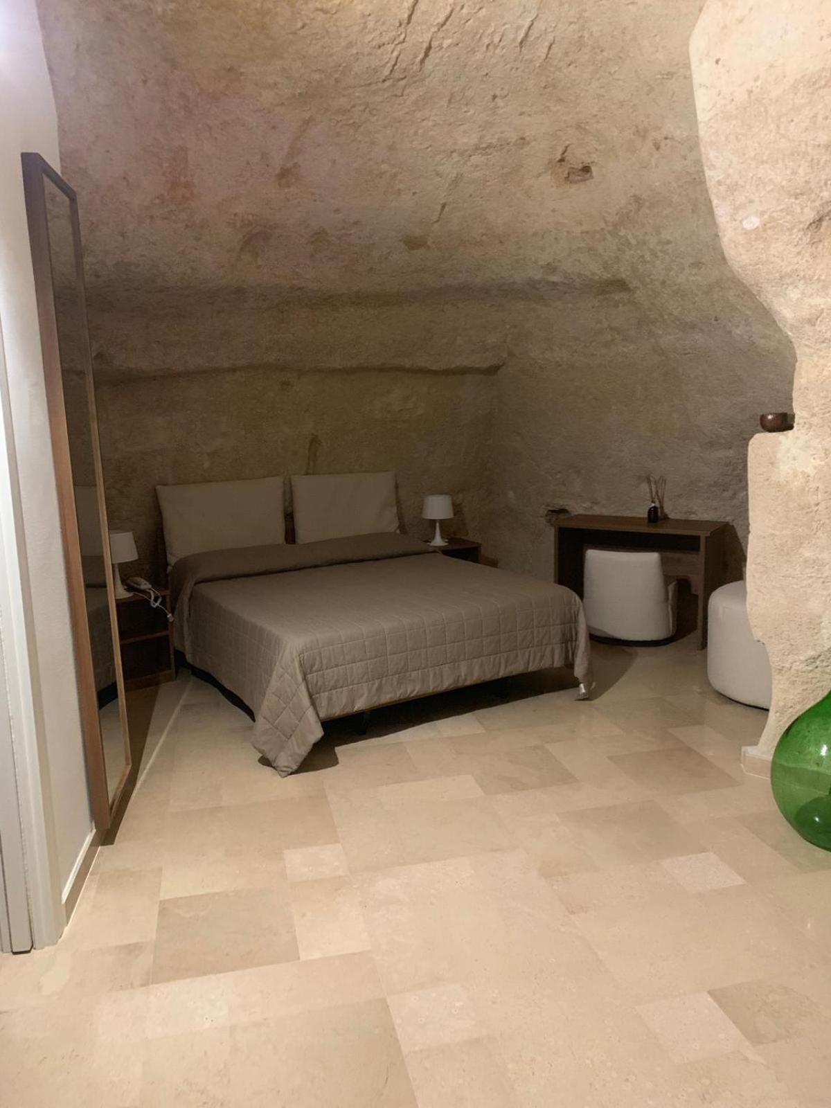 Outbuilding in Cave without Window - Photo 17