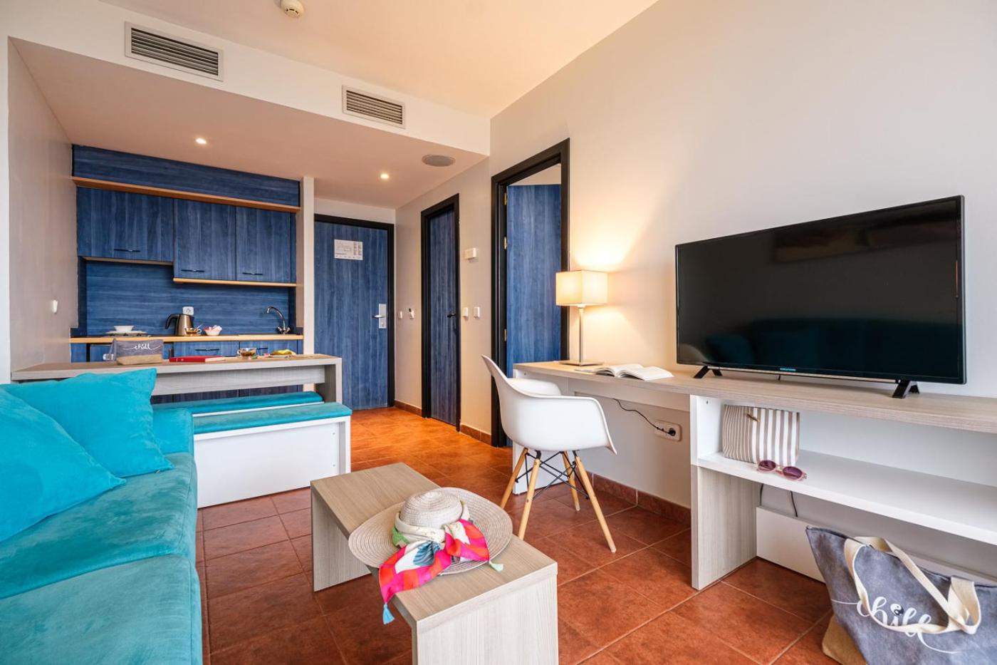 Junior Suite (2 Adults + 1 Child) - Photo 3