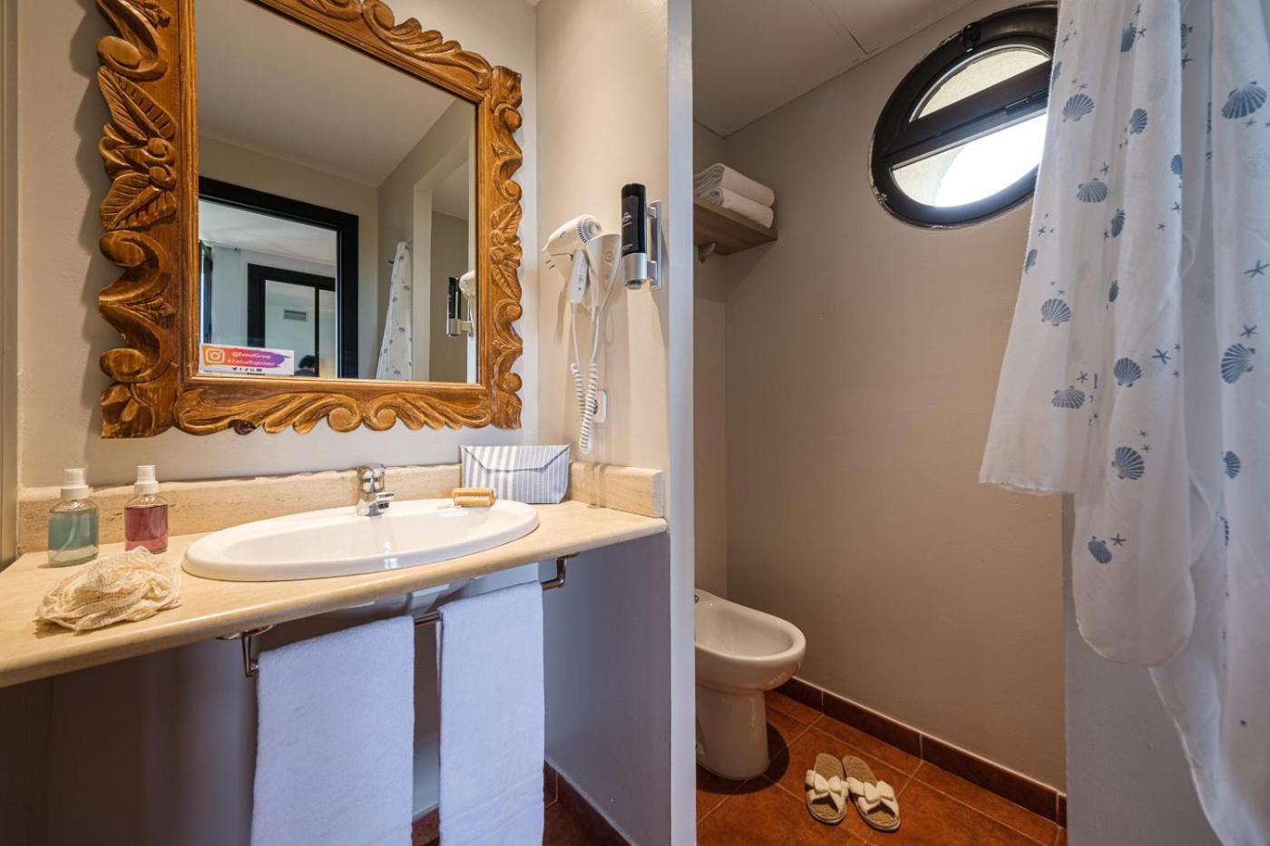 Suite with Sea View (3 Adults + 1 Child) - Photo 2