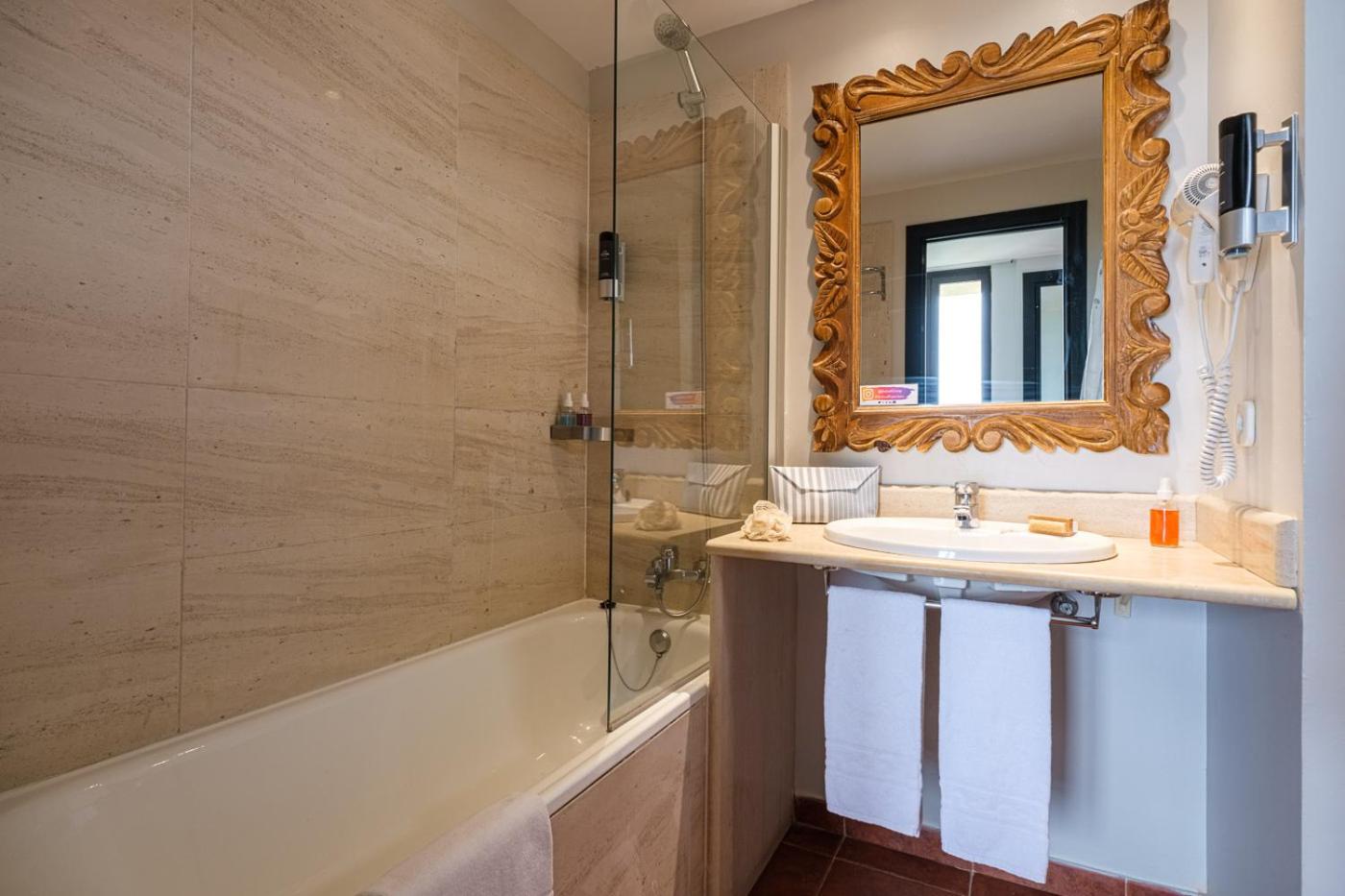 Suite with Sea View (3 Adults + 1 Child) - Photo 3