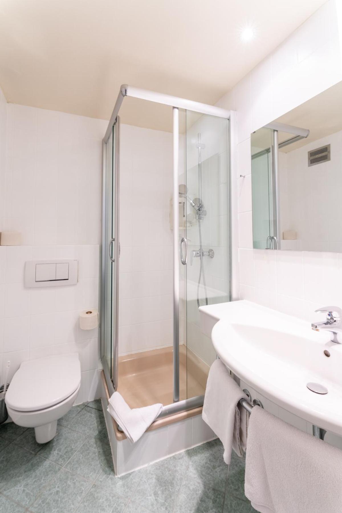 Standard Double Room Street View photo 2