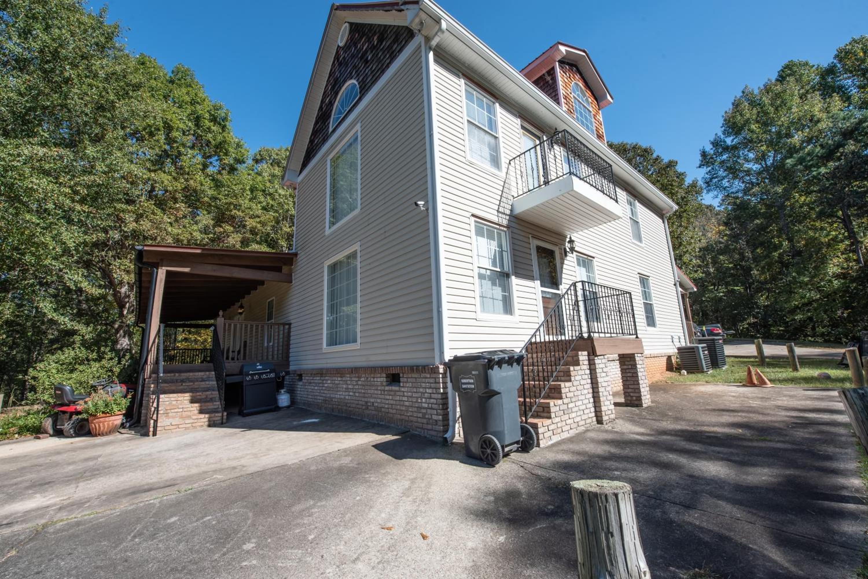 Three-Bedroom House photo 2