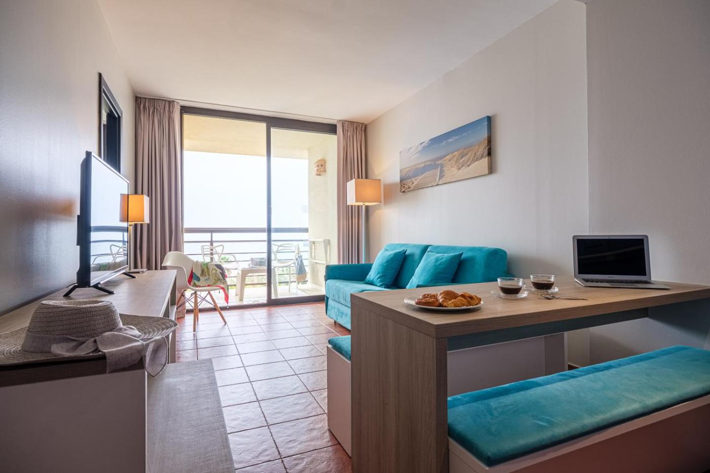 Suite with Sea View (3 Adults + 1 Child) - Photo 1
