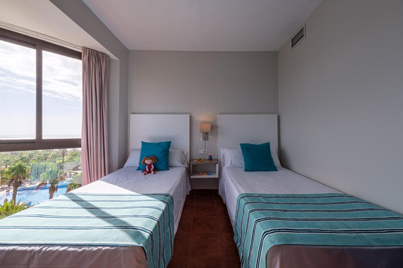 Suite with Sea View (3 Adults + 1 Child) - Photo 4