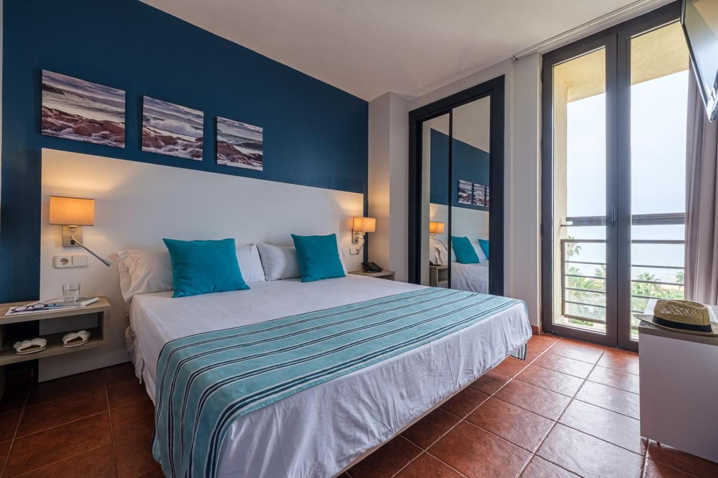 Suite with Sea View (3 Adults + 1 Child) - Photo 5