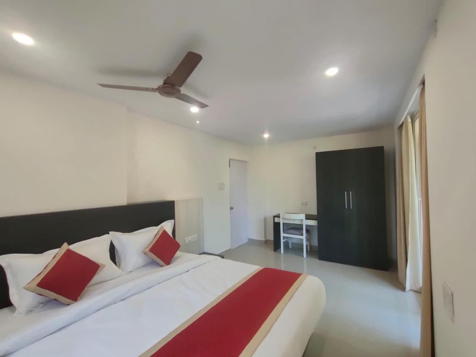 Suite with Balcony - Photo 13