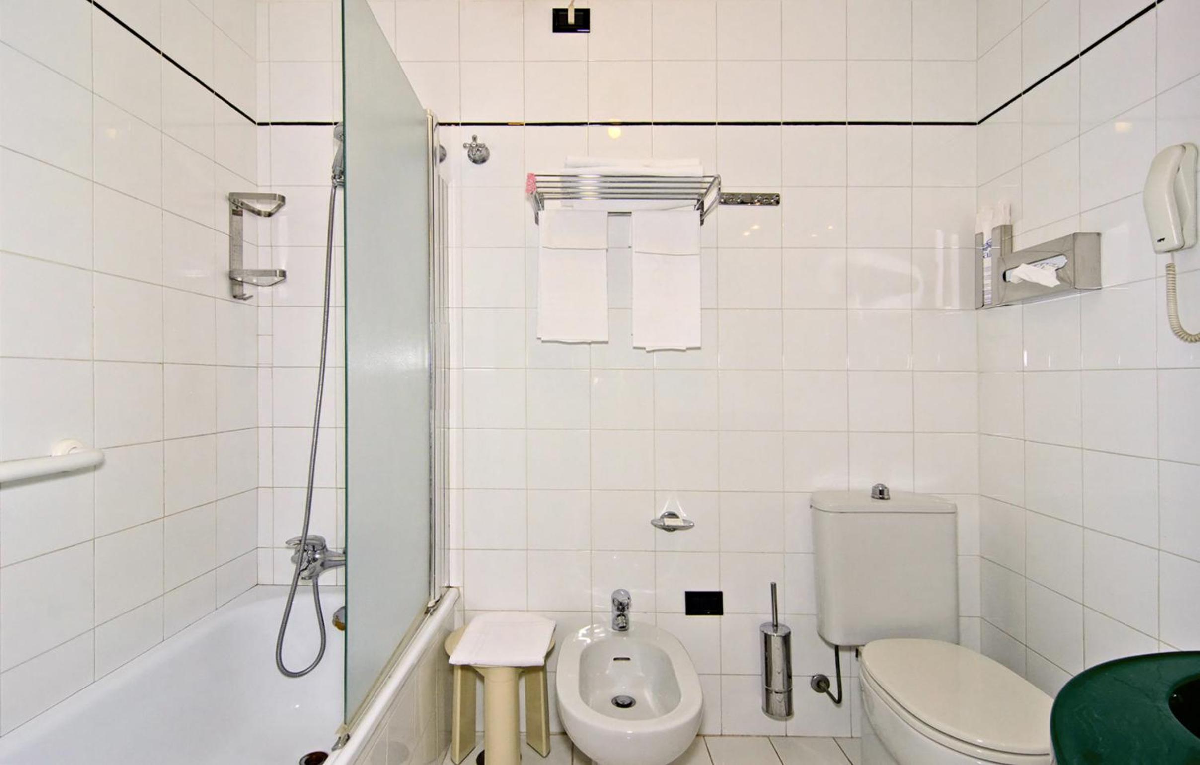 Quadruple Room - Photo 11