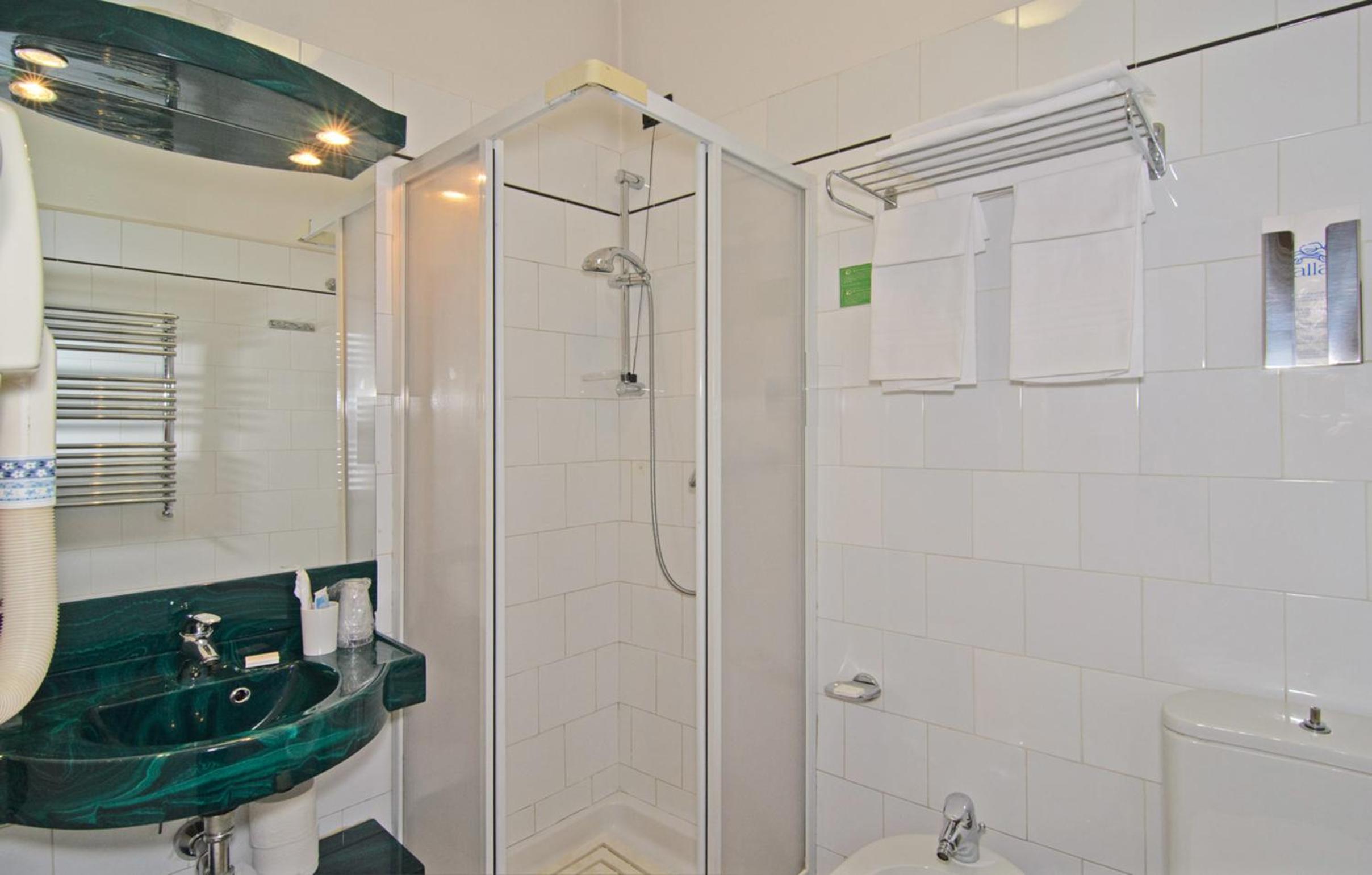 Double or Twin Room - Photo 6