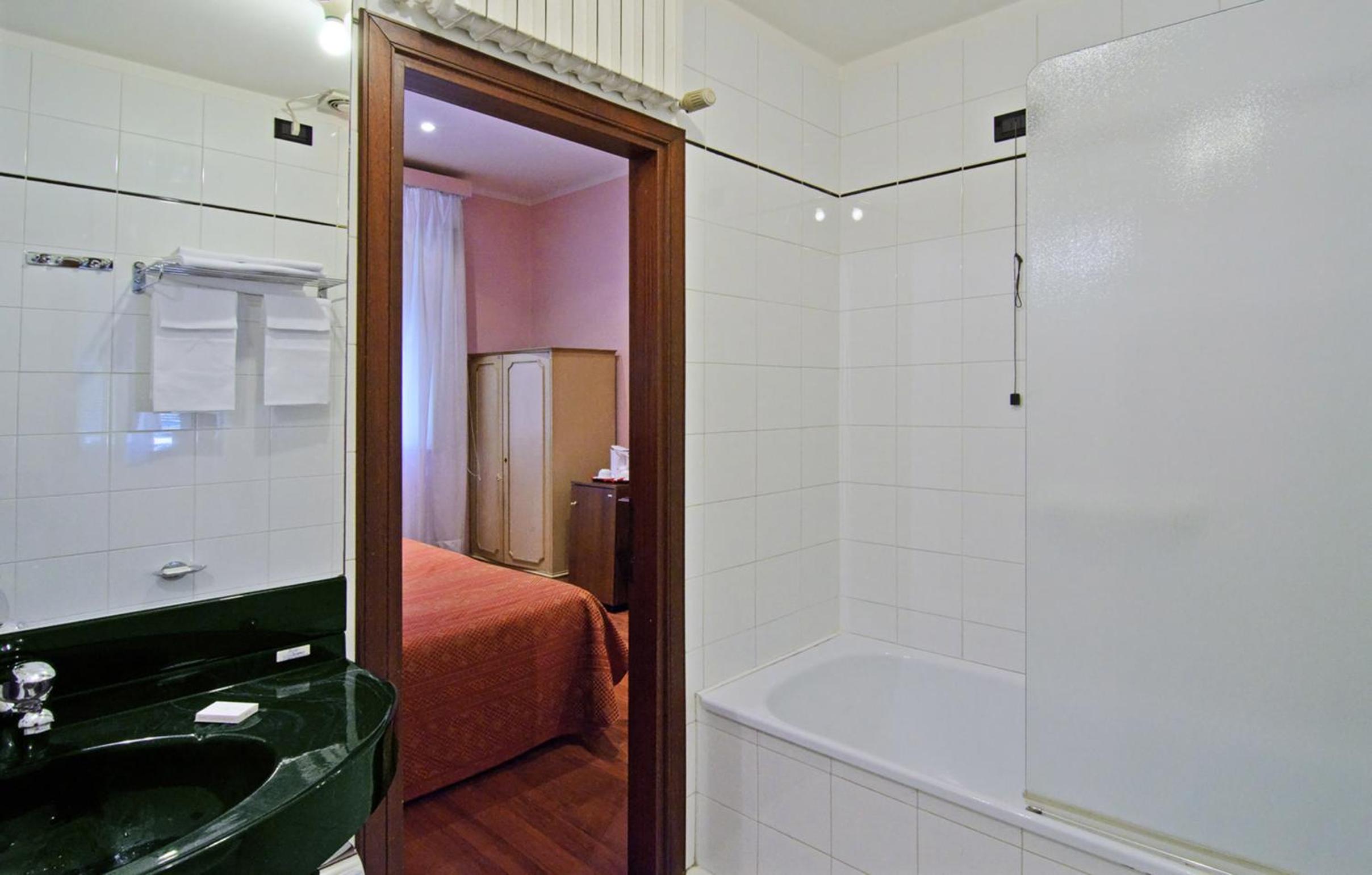 Double or Twin Room - Photo 7