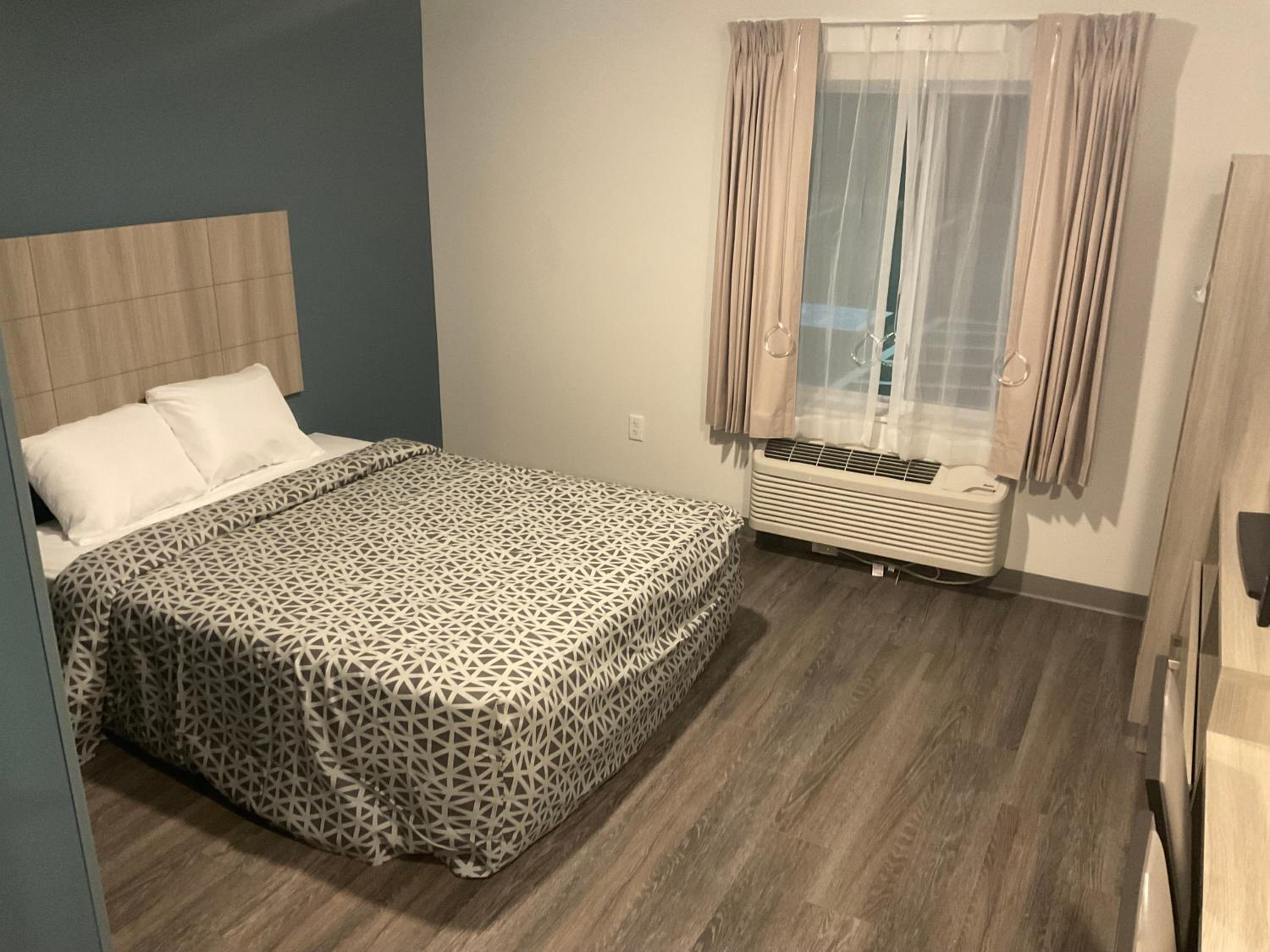 QUEEN SUITE W DISHWASHER (DISHES/COOKWARE INCLUDED) ACCESSIBLE ROLL IN SHOWER
