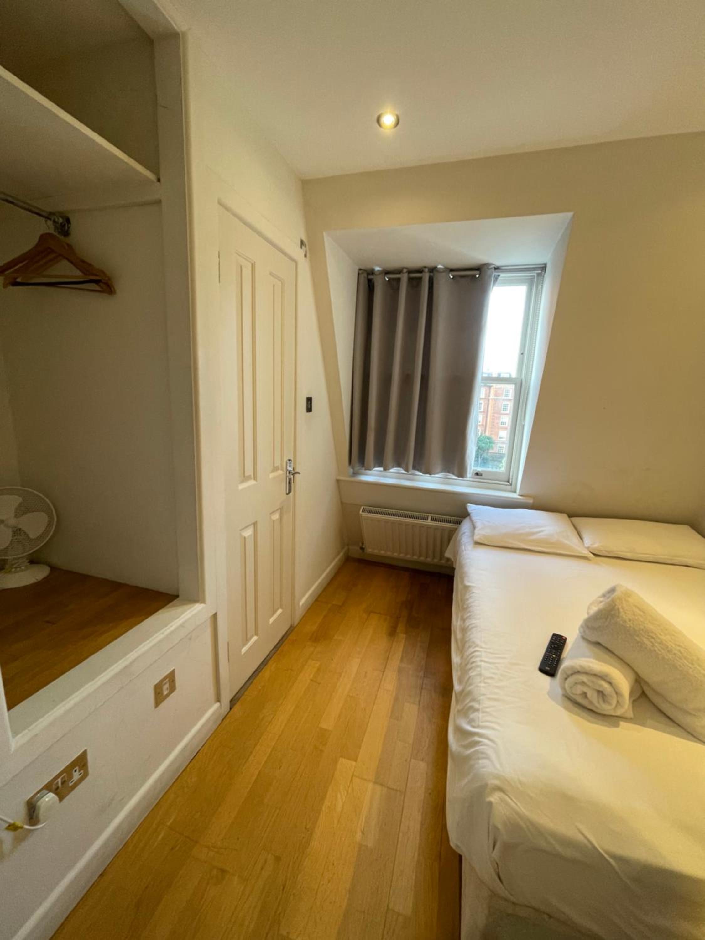 Single Room With Private Bathroom photo 1